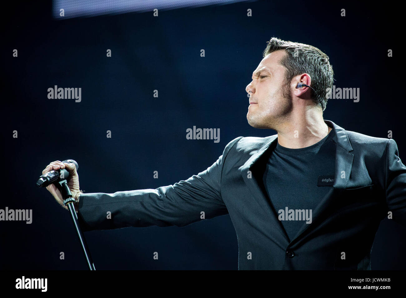 Milan, Italie. 16 Juin, 2017. La chanteuse pop italien Tiziano Ferro en photo sur scène comme il l'effectue au Stadio Giuseppe Meazza San Siro. Credit : Roberto Finizio/Pacific Press/Alamy Live News Banque D'Images