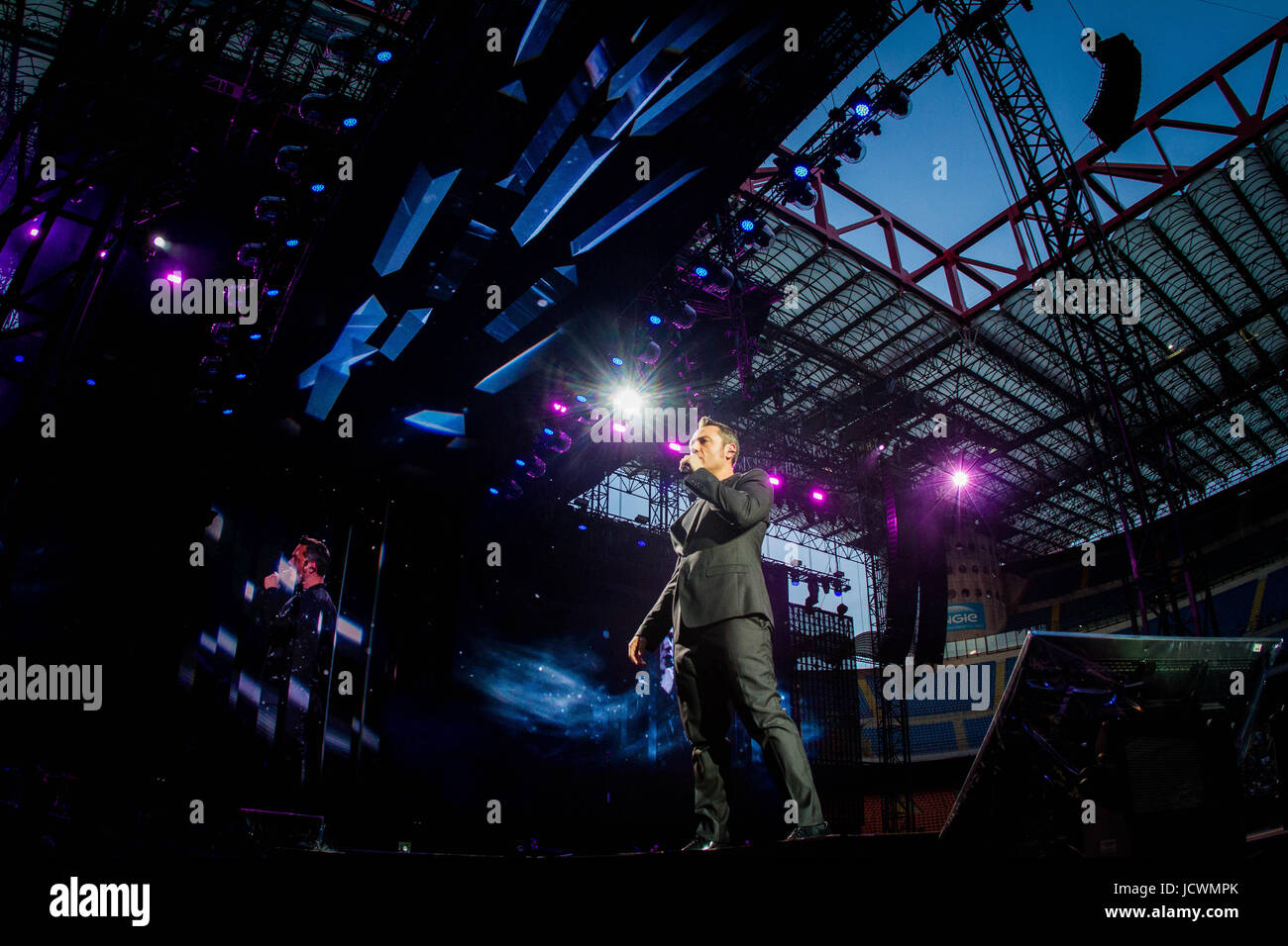 Milan, Italie. 16 Juin, 2017. La chanteuse pop italien Tiziano Ferro en photo sur scène comme il l'effectue au Stadio Giuseppe Meazza San Siro. Credit : Roberto Finizio/Pacific Press/Alamy Live News Banque D'Images