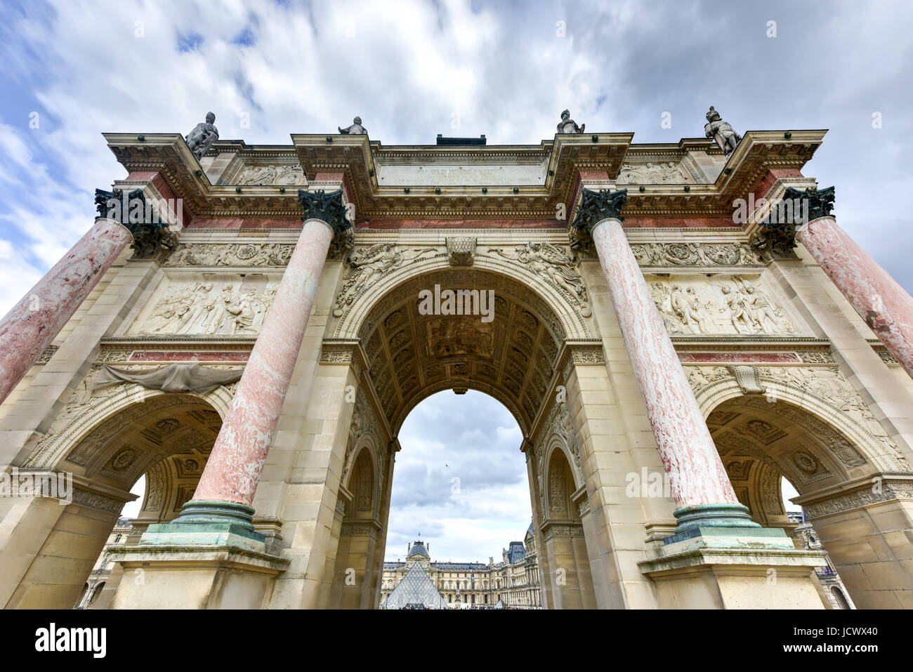 Triumphal Arch (Arc de triomphe du Carrousel) au Jardin des Tuileries à Paris, France. Monument a été construit entre 1806-1808 pour commémorer Napoléon le mi Banque D'Images