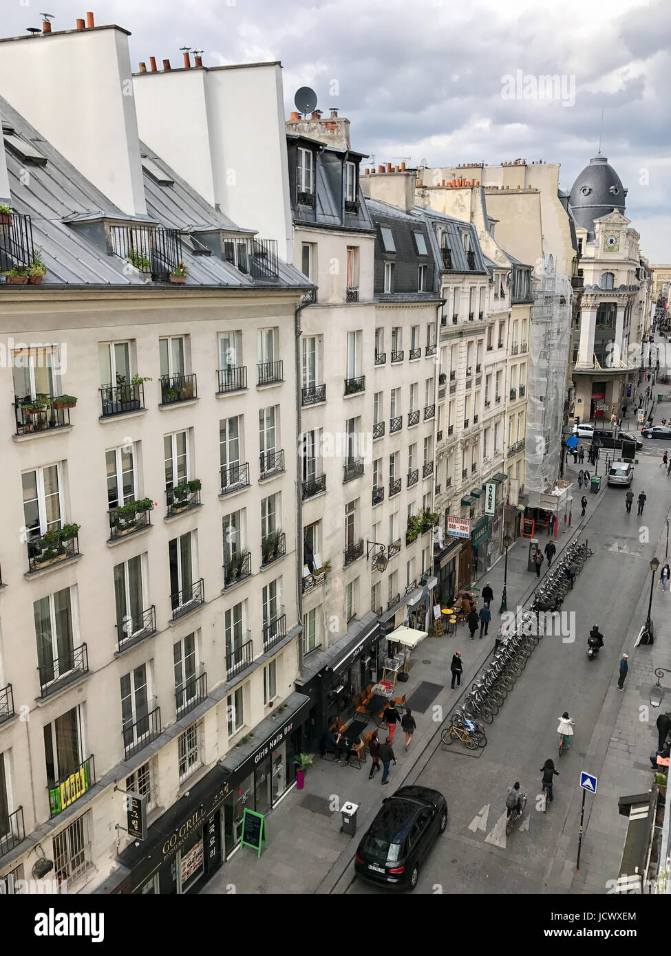 Vue sur une rue typique de Paris, France. Banque D'Images