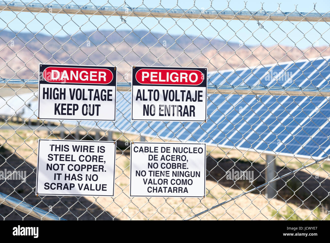 'Une haute tension/empêcher l' signes sur la clôture de l'énergie solaire Luning, un centre d'énergie solaire ferme près de Luning, Nevada. Banque D'Images