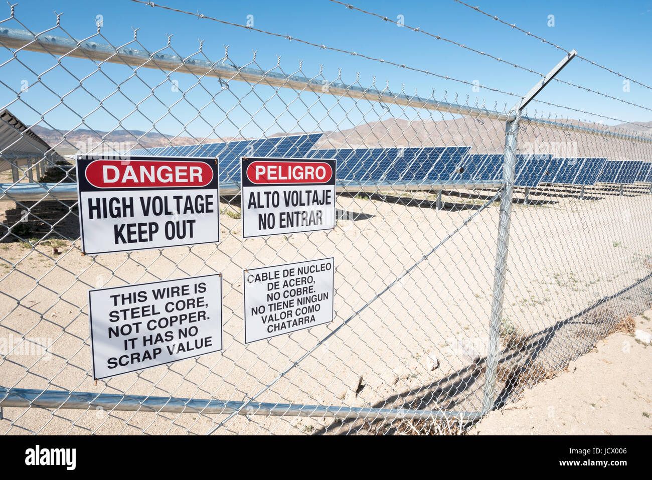 'Une haute tension/empêcher l' signes sur la clôture de l'énergie solaire Luning, un centre d'énergie solaire ferme près de Luning, Nevada. Banque D'Images