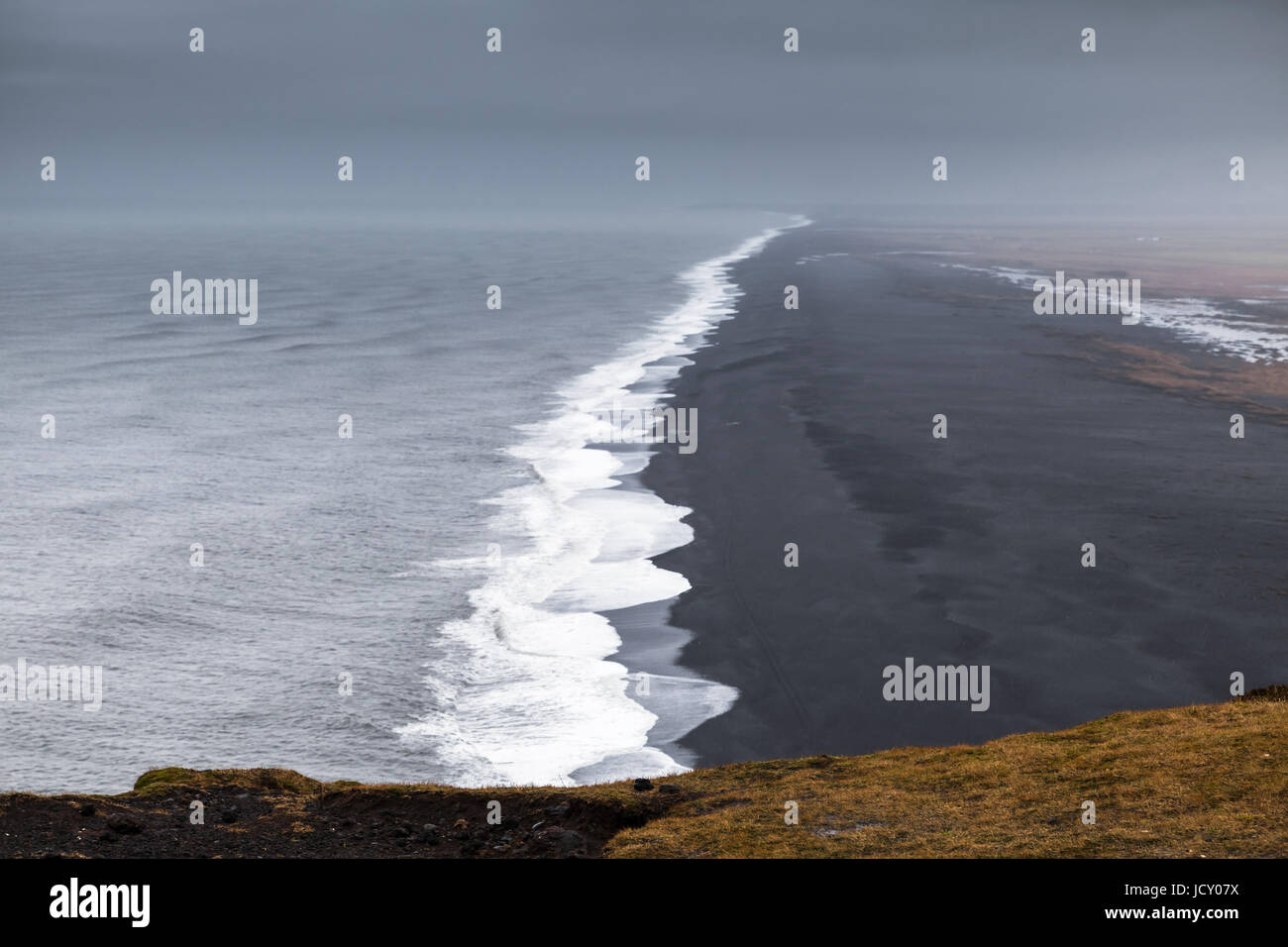Black sands, côte de l'océan Atlantique Nord. La réserve naturelle de dyrhólaey, côte sud de l'Islande, de l'Europe Banque D'Images