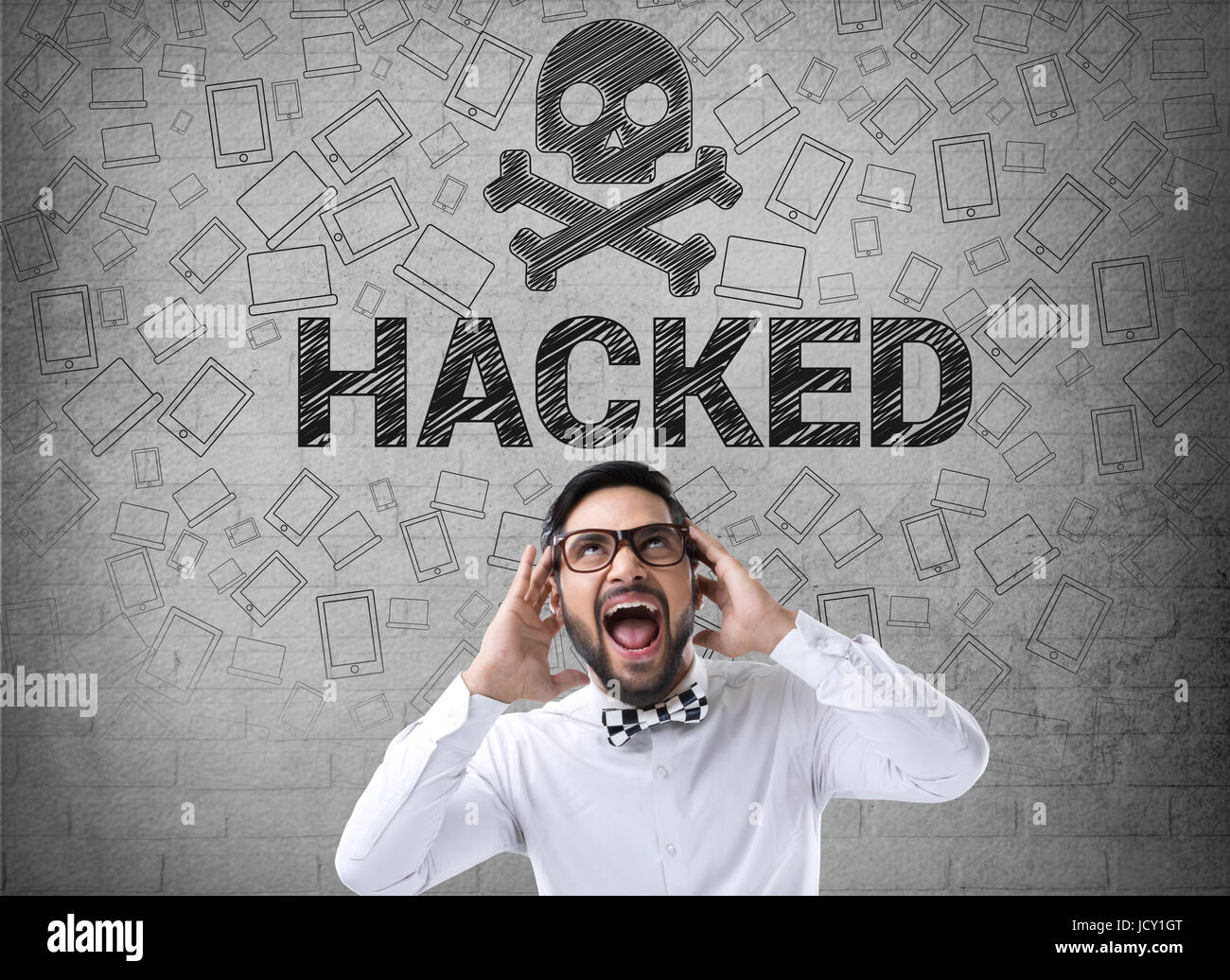 Choqué businessman avec joue hacked computer concept Banque D'Images