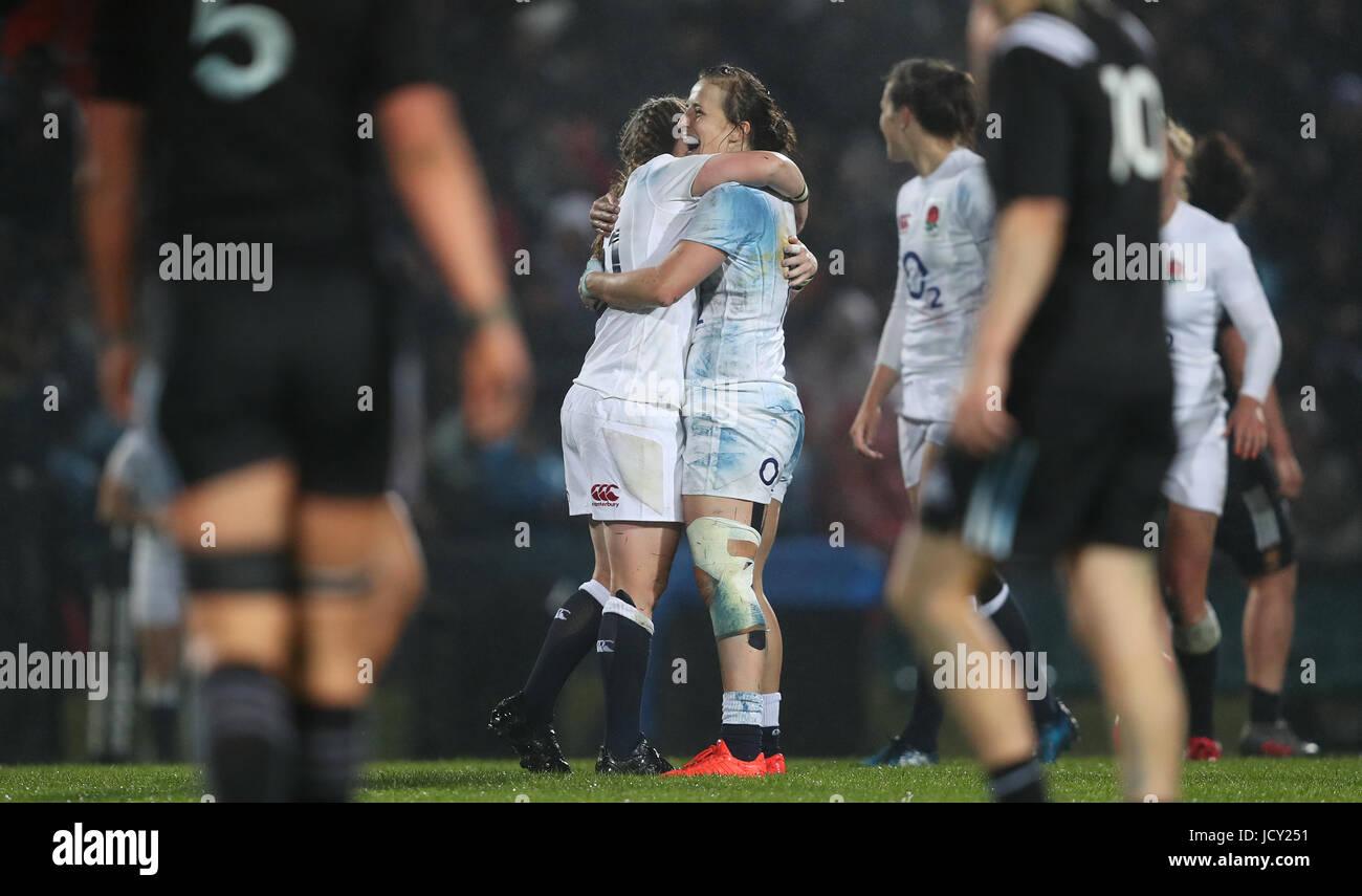 L'Angleterre Katy Mclean et La Toya Mason à célébrer le coup de sifflet final après une série clinchage gagner de la Nouvelle-Zélande à la Super Série Rugby match au stade international de Rotorua, Rotoura. Banque D'Images