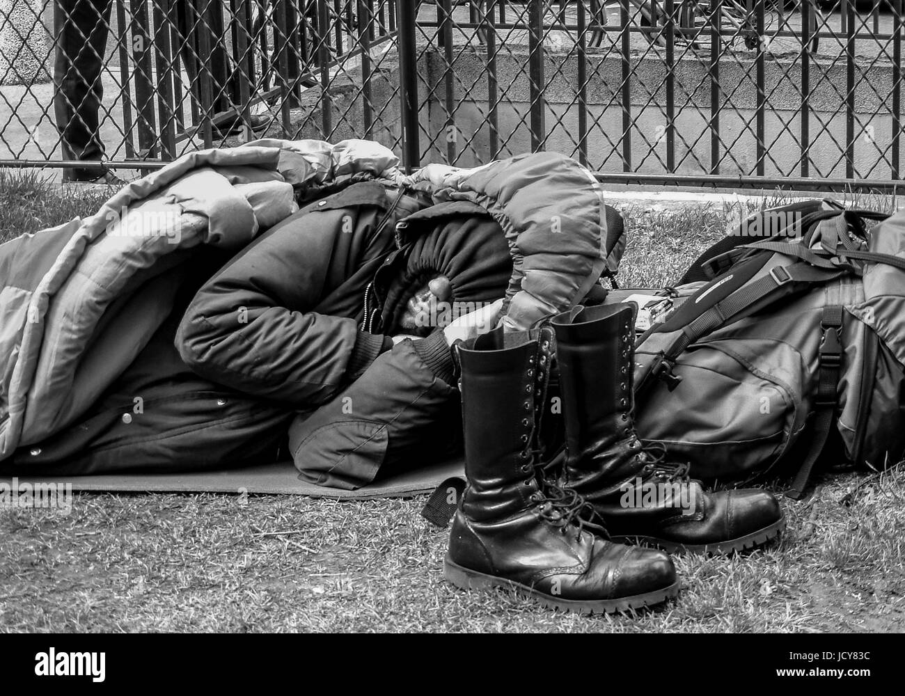 PARIS FRANCE - HOMME AYANT UN PEU DE REPOS DANS SON SAC DE COUCHAGE DANS UN SQUARE DE LA VILLE - PARIS SANS-ABRI - STREET PHOTOGRAPHY © Frédéric Beaumont Banque D'Images