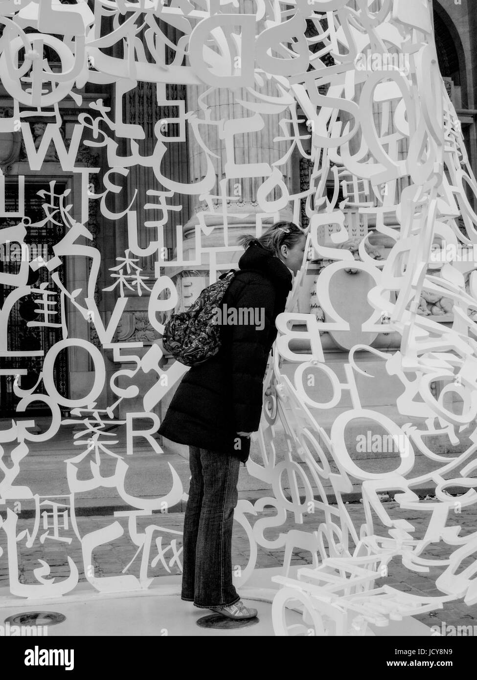 PARIS FRANCE - PERDU DANS LES LETTRES - SCULPTURE AVANT DU GRAND PALAIS 2009 Jaume Plensa- NOSTROSOS SCULTURE- PARIS STREET ART © Frédéric Beaumont Banque D'Images