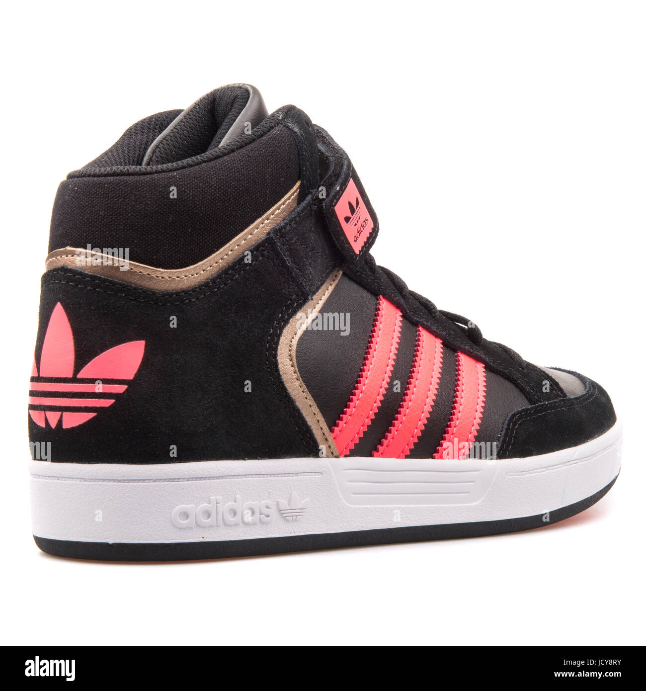 Adidas Varial Mid J jeune noir de chaussures de sport - Q16696 Photo Stock  - Alamy