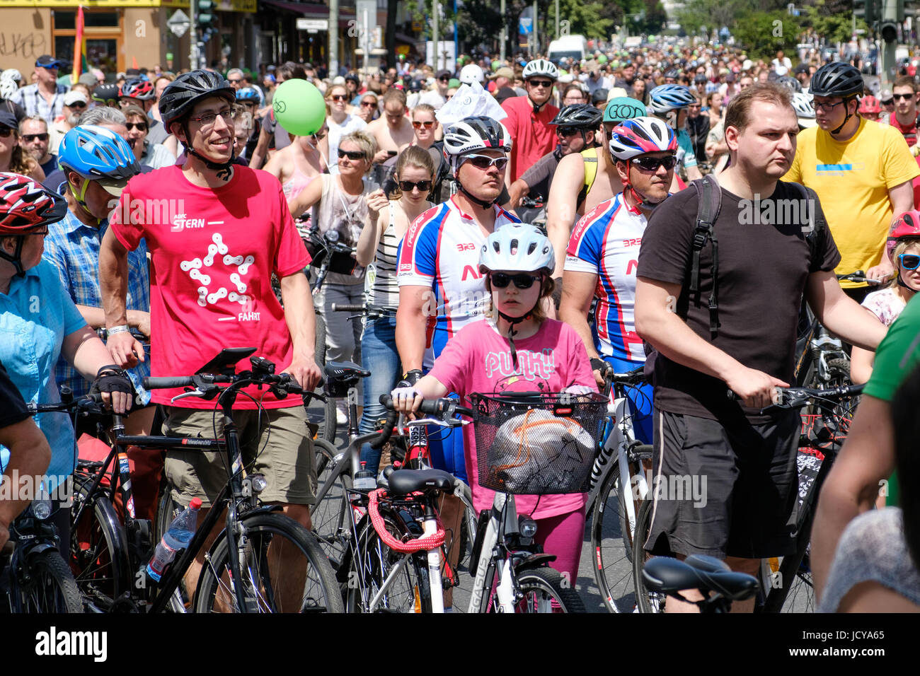 Berlin, Allemagne - le 11 juin, 217 : Beaucoup de gens sur des vélos sur une bicyclette de démonstration (Sternfahrt) à Berlin, Allemagne. Banque D'Images