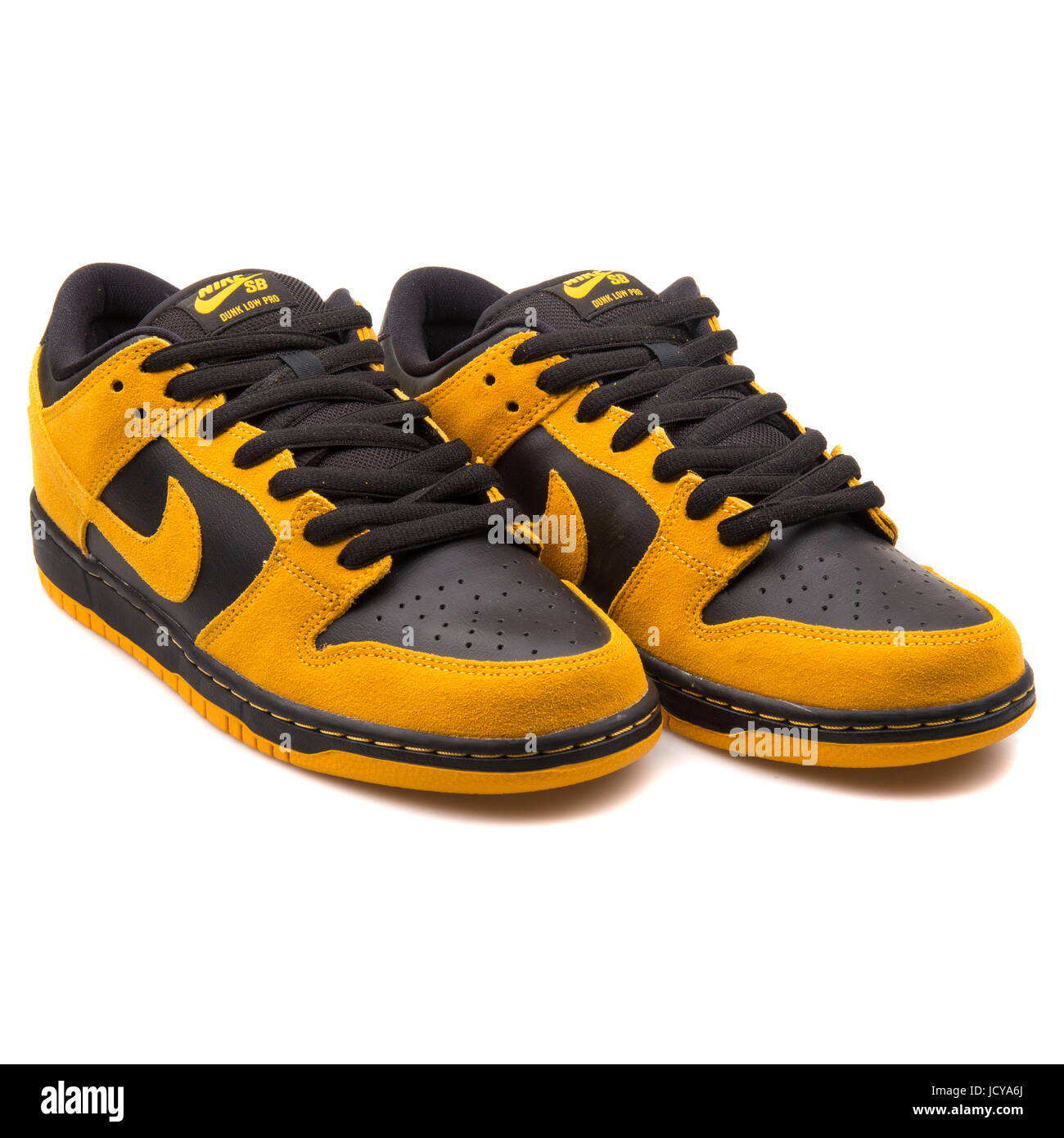 Nike Dunk Low Pro SB or jaune et noir - chaussures de skate hommes  304292-706 Photo Stock - Alamy