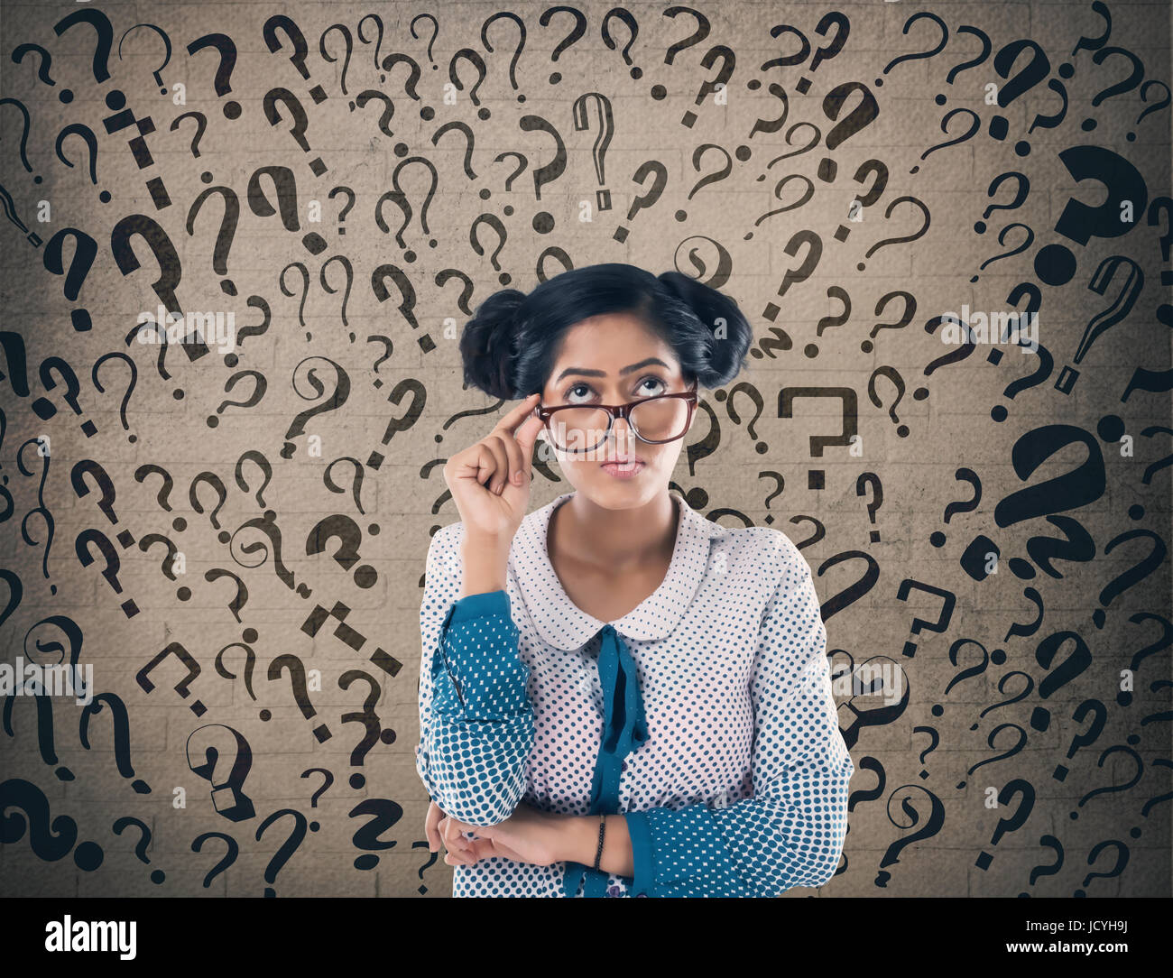 Choqué businessman in front of wall Banque D'Images