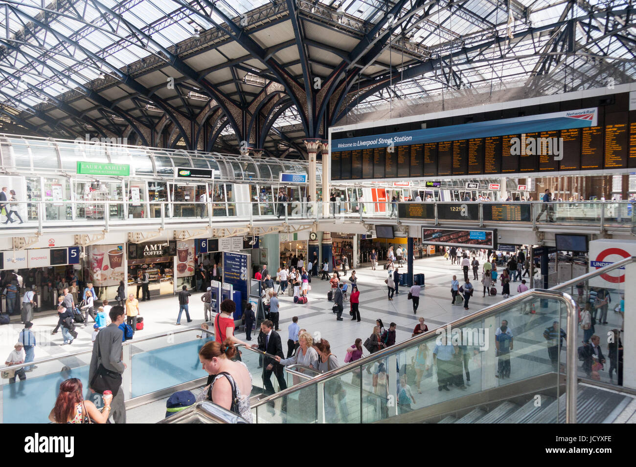 Les gens qui marchent dans le hall principal de la gare de Liverpool Street, Londres, Angleterre, Royaume-Uni Banque D'Images