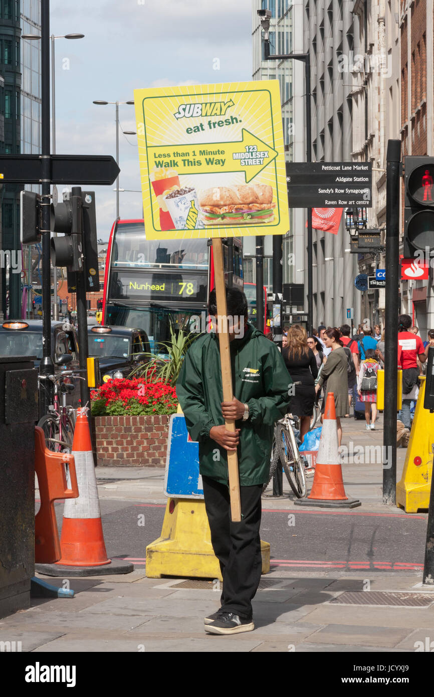 Man carrying boards publicité Subway sandwich shop, Bishopsgate, Londres, Angleterre, Royaume-Uni Banque D'Images