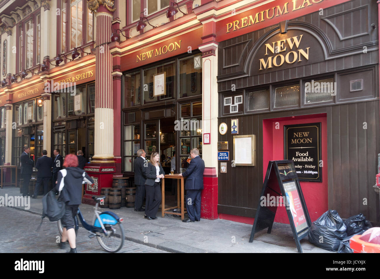 Les personnes qui boivent à l'extérieur de la Nouvelle Lune en maison publique Leadenhall Market, Londres, Angleterre, Royaume-Uni Banque D'Images