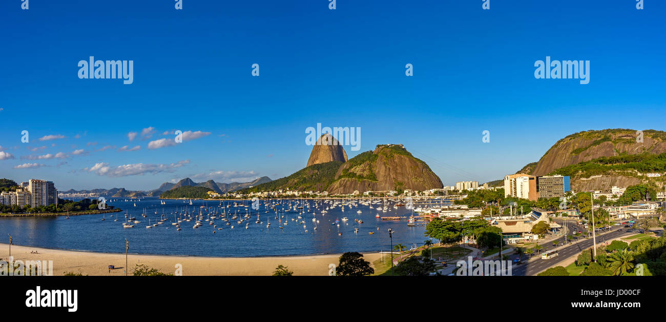 Photo panoramique de Botafogo, Pain de Sucre et la baie de Guanabara avec les bateaux et les collines Banque D'Images