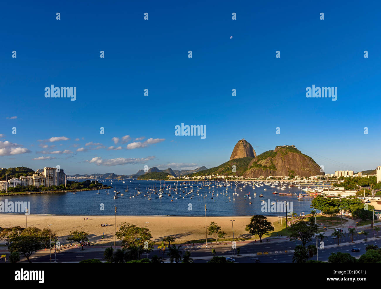 Vue sur le Pain de Sucre, Botafogo et la baie de Guanabara avec la lune dans le ciel Banque D'Images