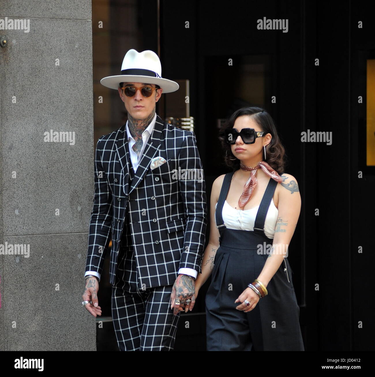 Milan, James Edward Quanintance et Jet Luna dans le centre pour les défilés de James Edward Quaintance, né à Los Angeles, vit à Londres, est un célèbre chanteur de rock punk de la bande 'L'OPINION LOVER', un modèle international tattoo et connu sous le nom de JIMMY Q. Ici elle s'habille très élégamment avec le courant-jet polaire LUNA marche dans la via Montenapoleone, avant d'aller à un défilé prévu pour aujourd'hui. Banque D'Images