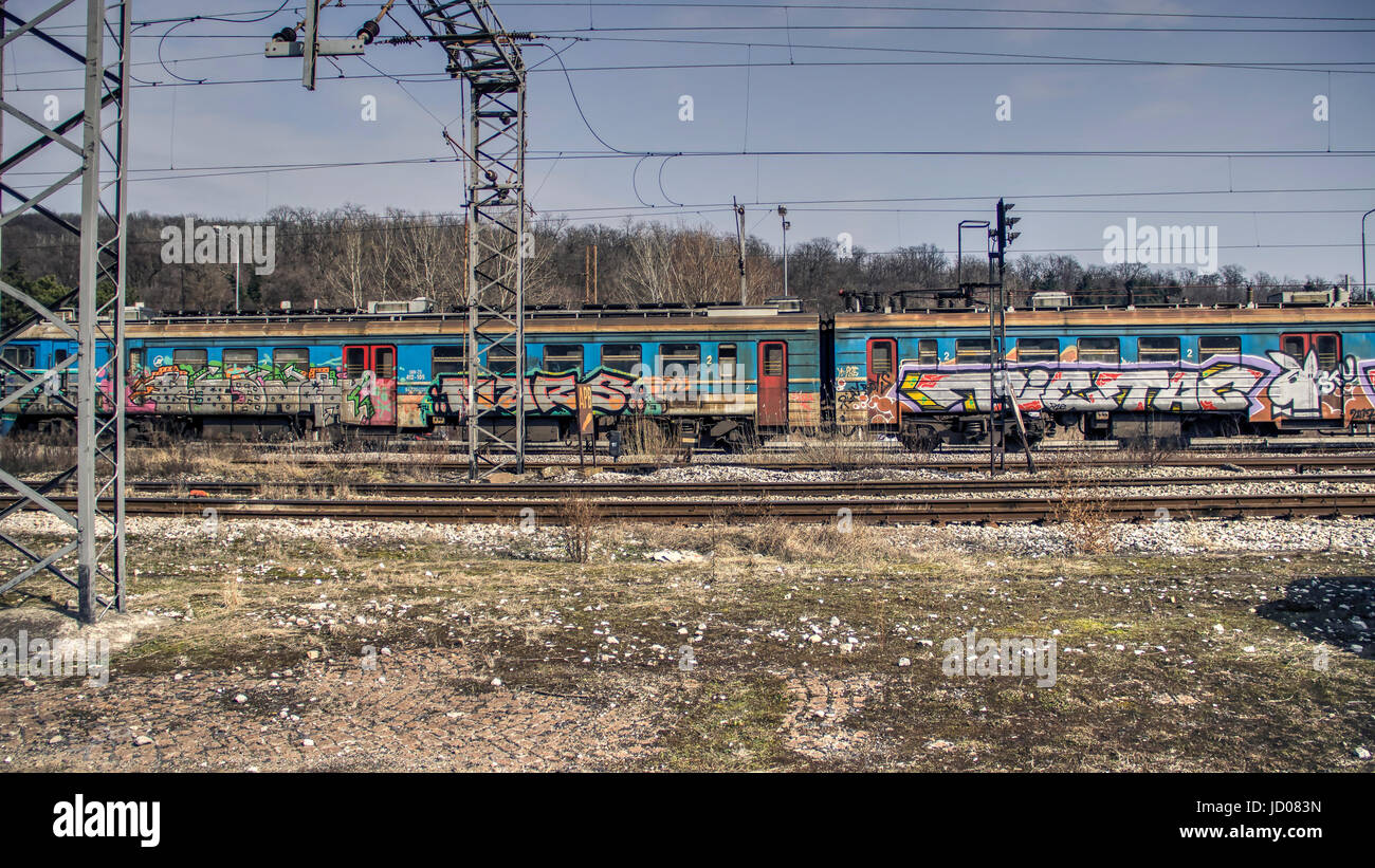 Belgrade, Serbie - train de voyageurs couverts de graffitis Banque D'Images