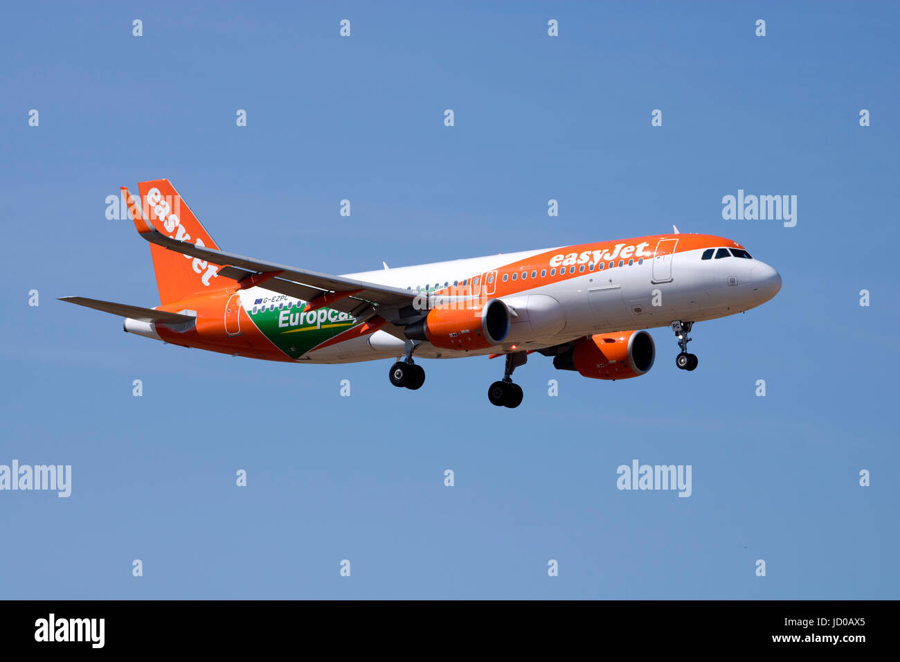 La compagnie aérienne EasyJet Airbus A320-214 [G-EZPC] avec un arrangement de couleur spéciale promotion Europcar. Banque D'Images