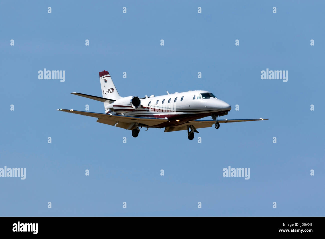 Une salle de Cessna 560XL Citation Excel + [YU-PZM] sur courte piste finale 31. Banque D'Images