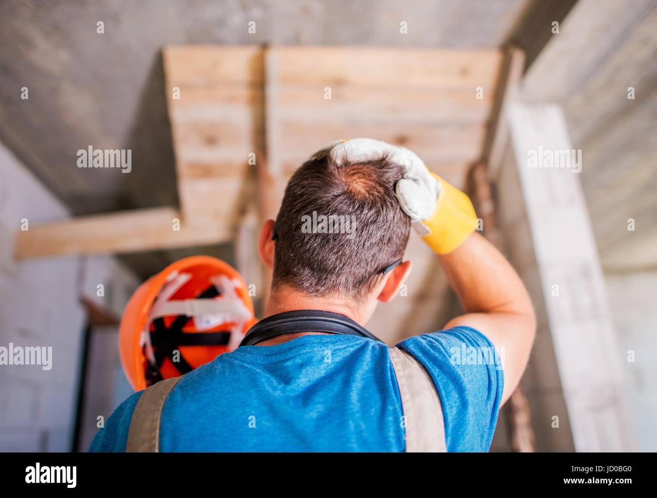 Worker Wearing Hard Hat dans le chantier de construction. L'équipement de sécurité. Banque D'Images