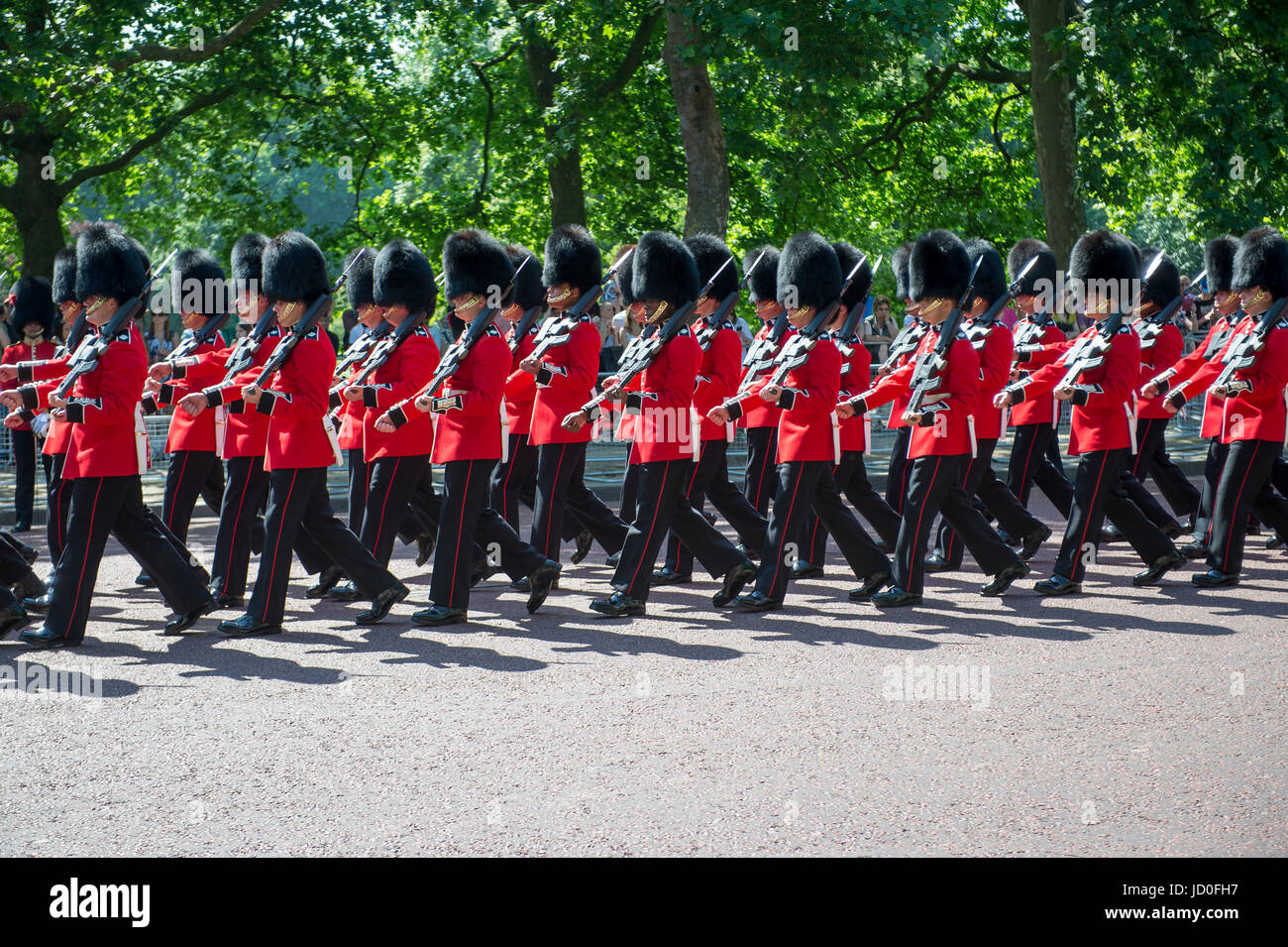 Londres - 17 juin 2017 : la garde royale dans les tuniques rouges et portent des chapeaux de fourrure busby marcher en formation sur le Mall dans une parade la parade couleur o Banque D'Images