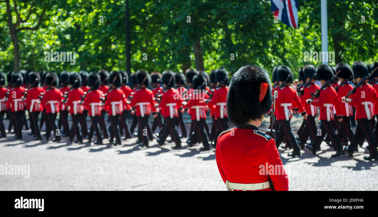 Londres - 17 juin 2017 : la garde royale dans les tuniques rouges et portent des chapeaux de fourrure busby marcher en formation sur le Mall dans une parade la parade couleur o Banque D'Images