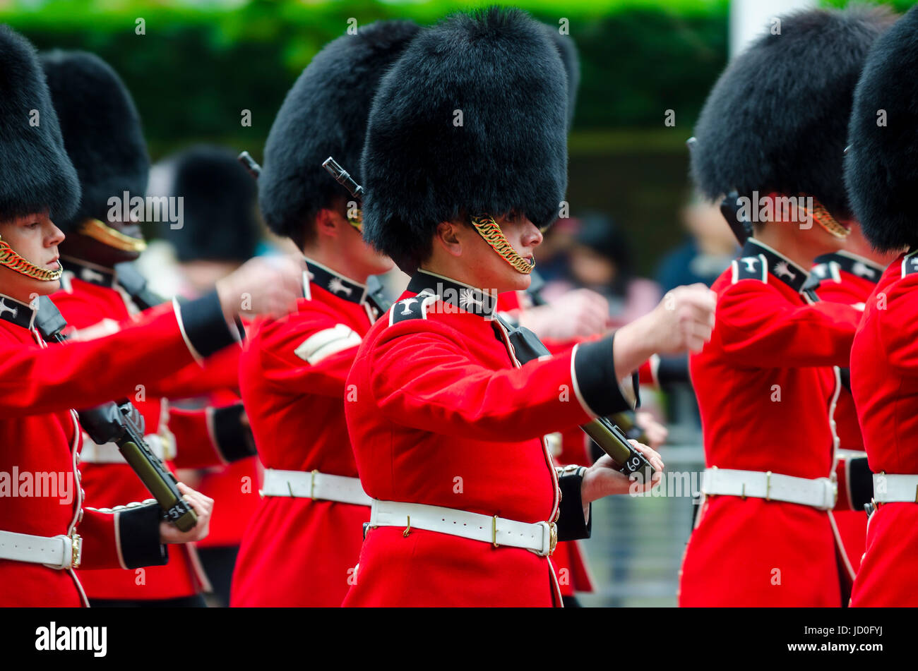 Londres - le 13 juin 2015 : la garde royale dans les tuniques rouges et portent des chapeaux de fourrure busby marcher en formation sur le Mall dans une parade le défilé de couleur Banque D'Images