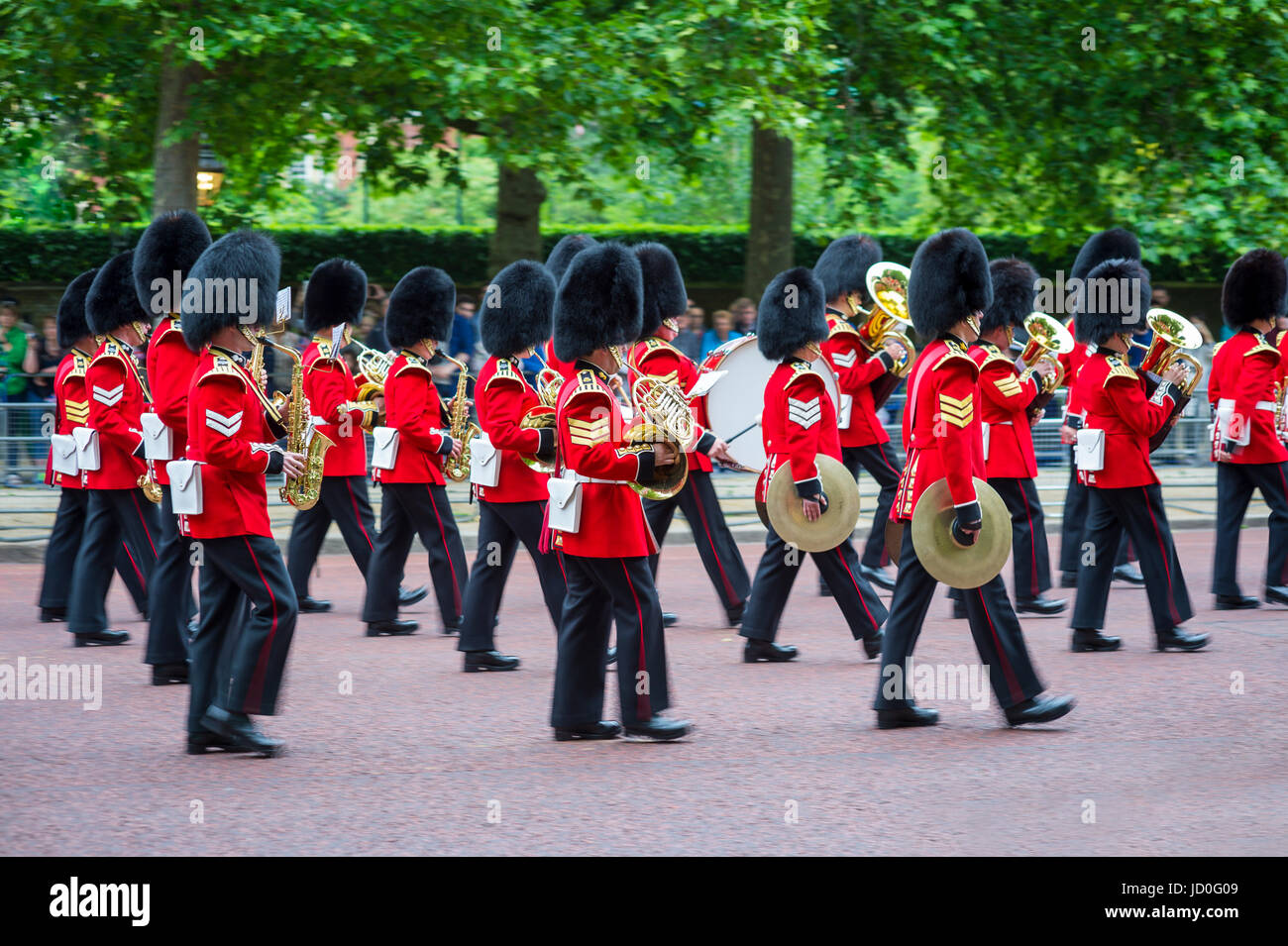 Londres - le 13 juin 2015 : la garde royale dans les tuniques rouges et portent des chapeaux de fourrure busby marcher en formation sur le Mall dans une parade le défilé de couleur Banque D'Images
