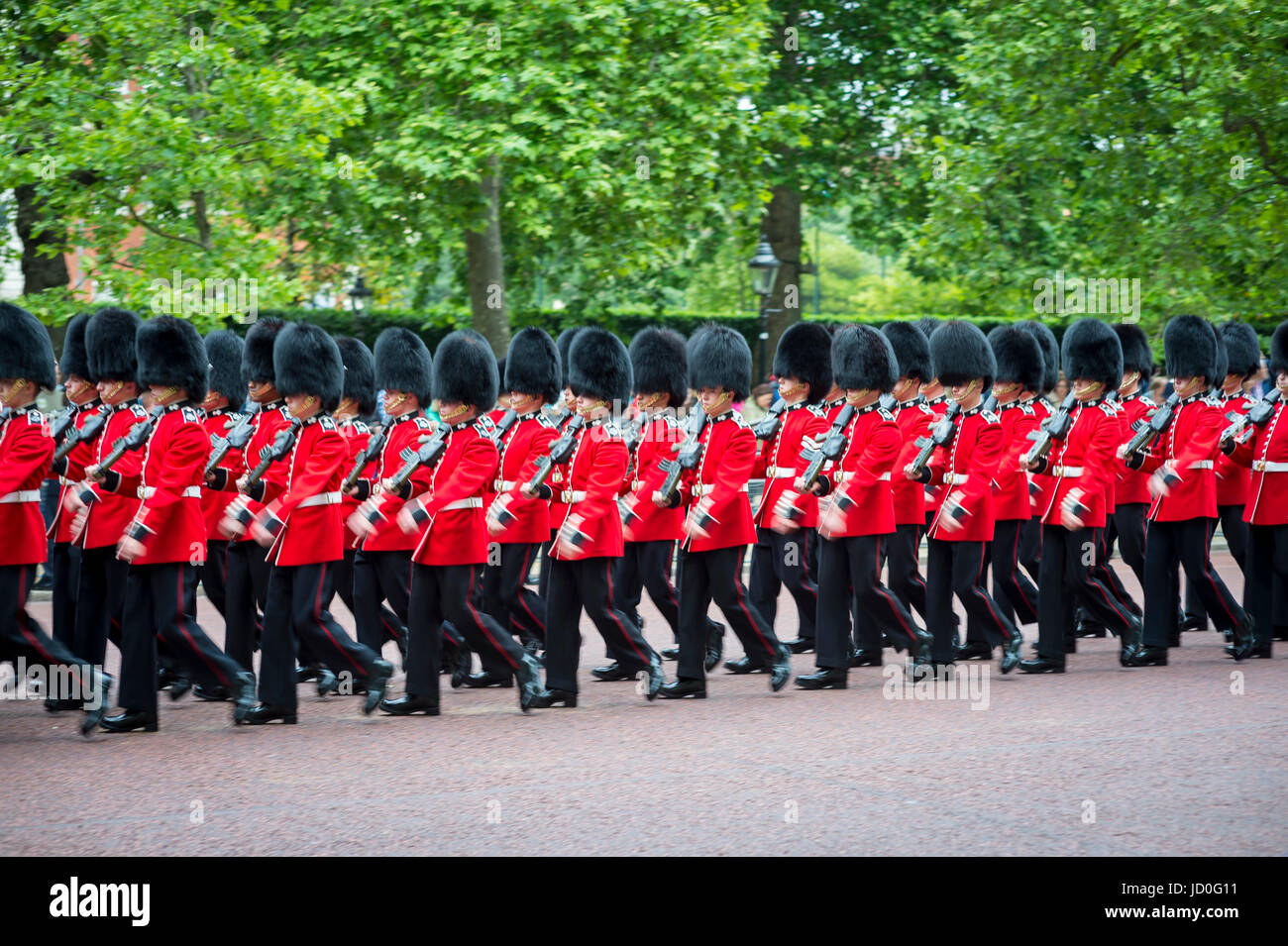Londres - le 13 juin 2015 : la garde royale dans les tuniques rouges et portent des chapeaux de fourrure busby marcher en formation sur le Mall dans une parade le défilé de couleur Banque D'Images