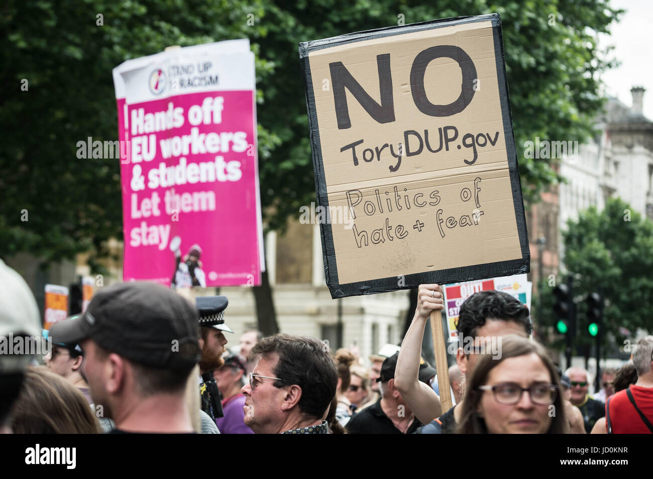 Londres, Royaume-Uni. 17 Juin, 2017. En face de protestation contre de Downing Street PM Theresa mai et le parti conservateur DUP gouvernement de coalition. © Guy Josse/Alamy Live News Banque D'Images