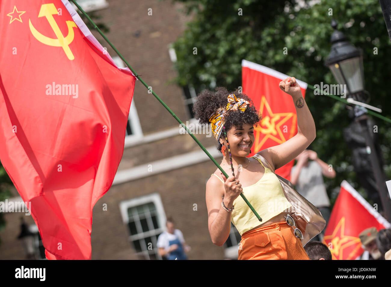 Londres, Royaume-Uni. 17 Juin, 2017. Une jeune fille vénézuélienne se joint à la protestation anti-conservateur qui agitait un drapeau communiste à l'appui de ses collègues manifestants luttant contre les troubles politiques actuels à Caracas. En face de protestation contre de Downing Street PM Theresa mai et le parti conservateur DUP coalition. © Guy Josse/Alamy Live News Banque D'Images