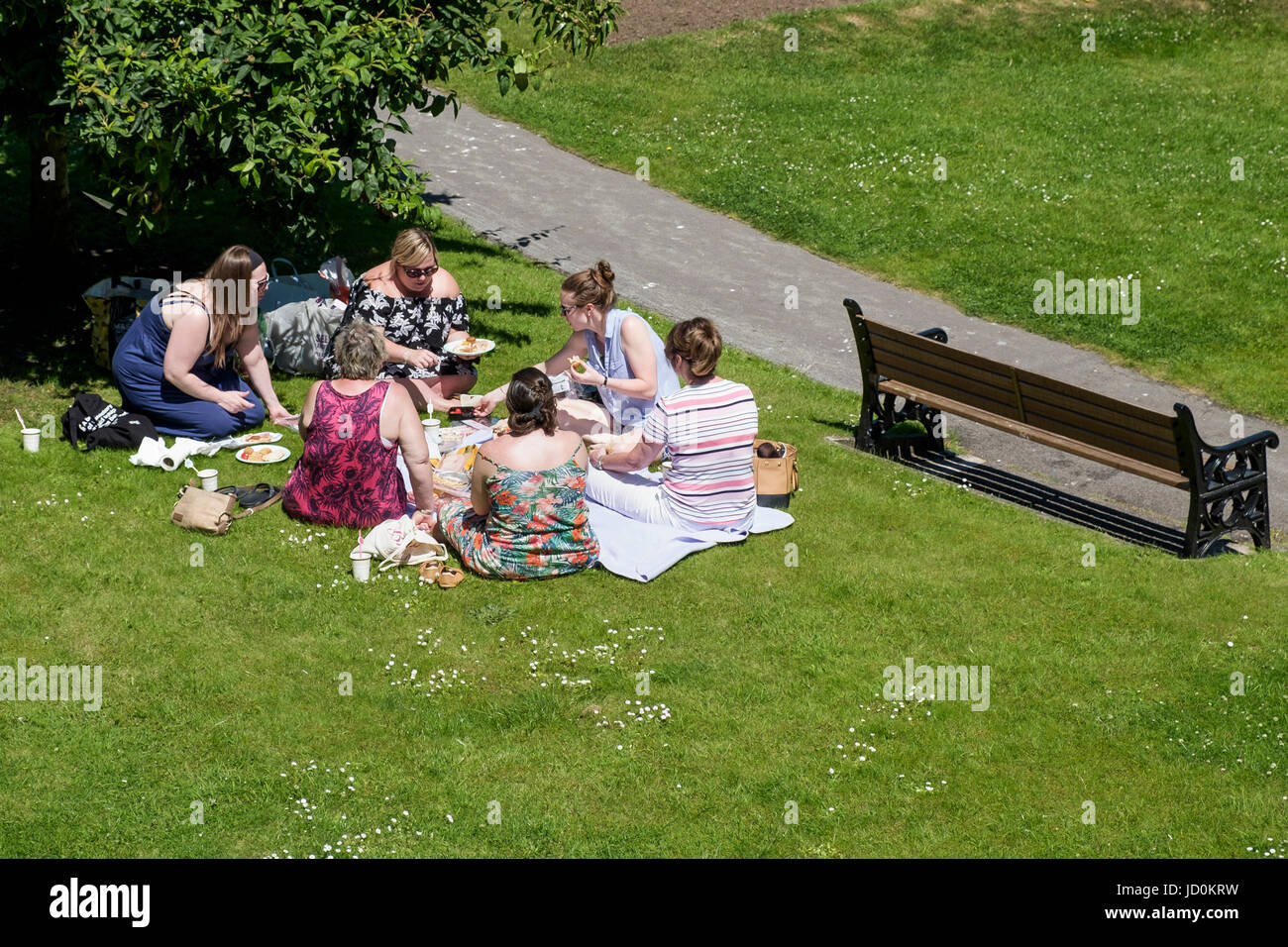 Bath, Royaume-Uni, 17 juin 2017. Comme le Royaume-Uni est prêt à vivre c'est plus chaud week-end de l'année jusqu'à présent, un groupe de femmes bénéficiant du soleil sont représentés un pique-nique dans les jardins de la Parade. Banque D'Images