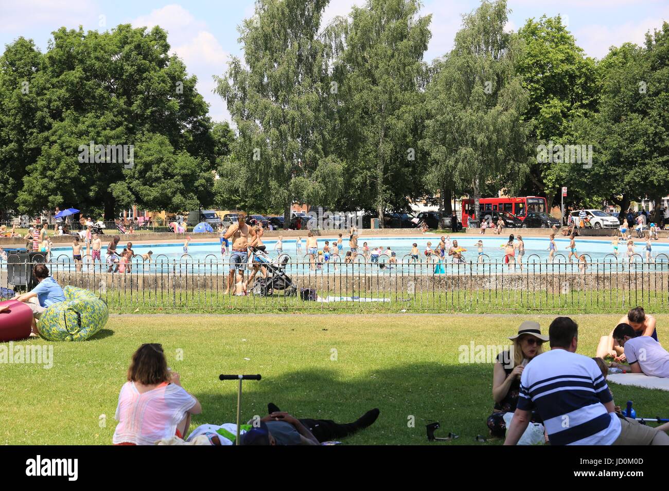 Hits température 30C dans le centre de Londres. Les Londoniens le soleil brille sur Clapham Common. Banque D'Images