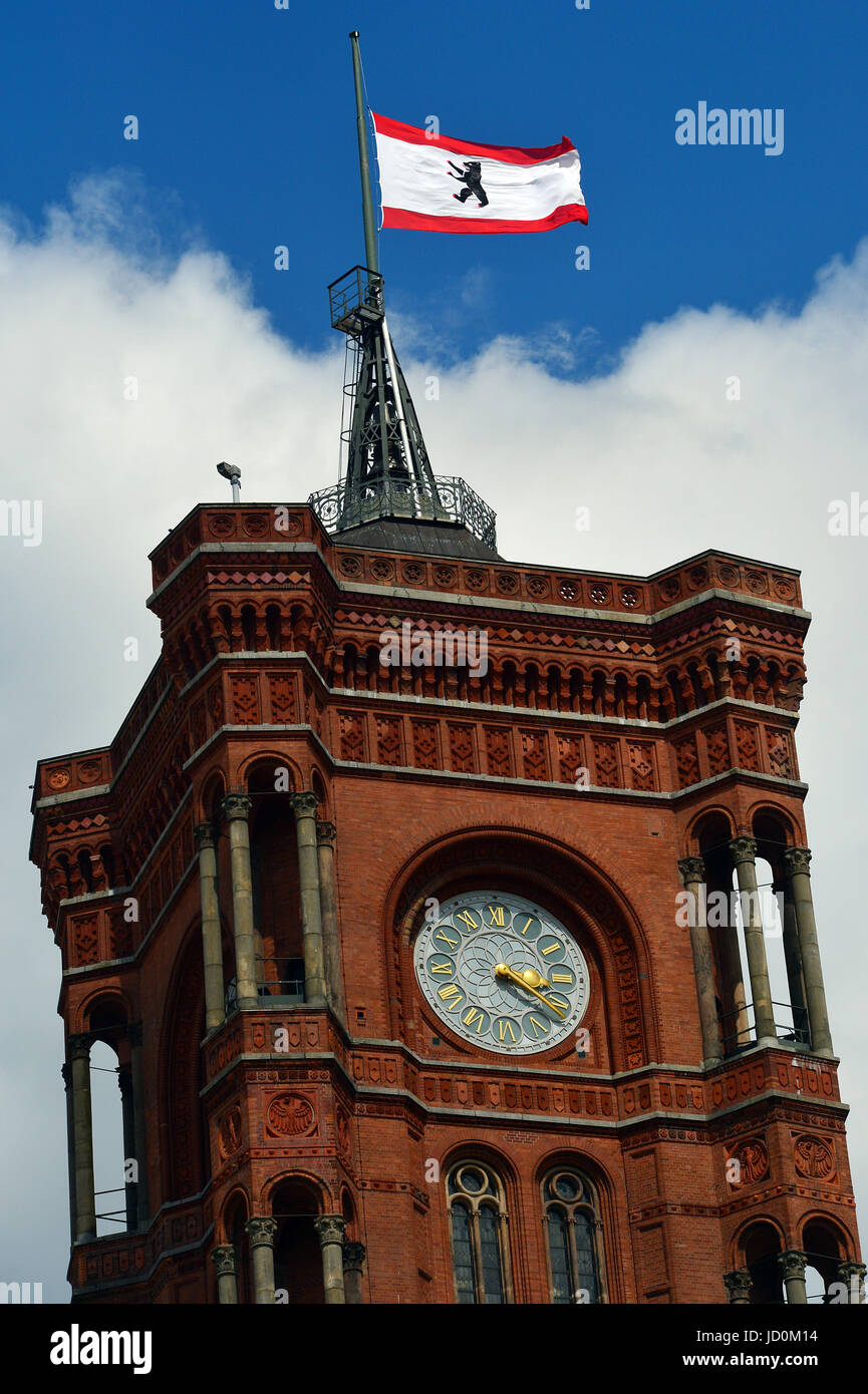 Berlin, Allemagne. 17 Juin, 2017. Le drapeau de l'état allemand de mouches en berne à la mémoire de l'ancien chancelier Helmut Kohl, à Berlin, Allemagne, 17 juin 2017. Helmut Kohl, décédé à l'âge de 87 le 16 juin 2017. Photo : Maurizio Gambarini/dpa/Alamy Live News Banque D'Images