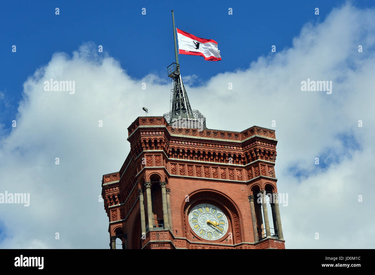 Berlin, Allemagne. 17 Juin, 2017. Le drapeau de l'état allemand de mouches en berne à la mémoire de l'ancien chancelier Helmut Kohl, à Berlin, Allemagne, 17 juin 2017. Helmut Kohl, décédé à l'âge de 87 le 16 juin 2017. Photo : Maurizio Gambarini/dpa/Alamy Live News Banque D'Images