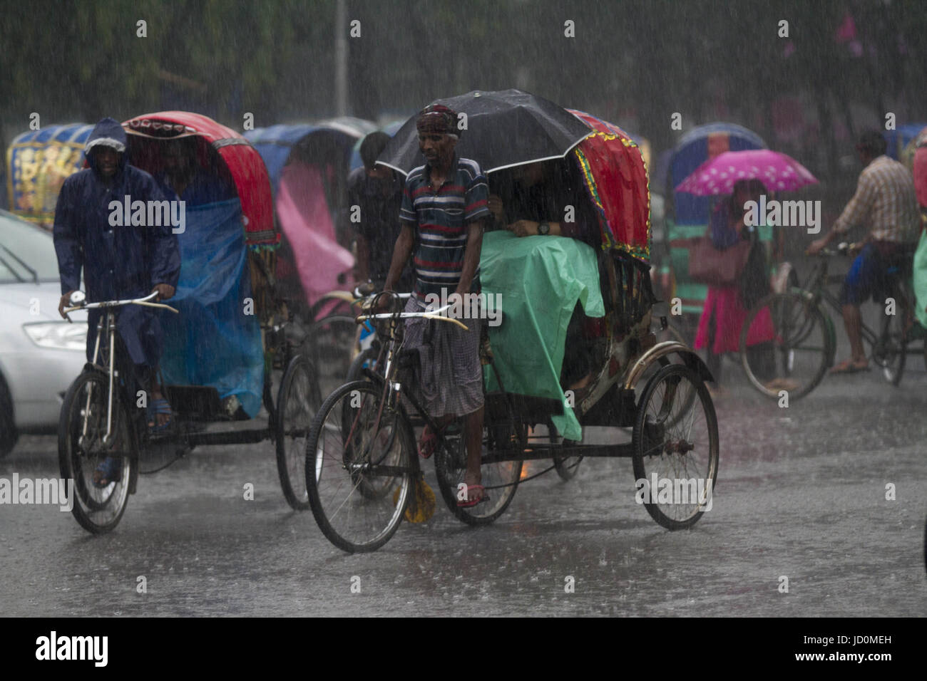 Dhaka, Bangladesh. 17 Juin, 2017. DHAKA, BANGLADESH - 17 juin : peuple bangladais vu sur rue pendant les fortes pluies dans la région de Dhaka, Bangladesh, le 17 juin 2017.Le nombre de morts s'élève à 156 dans plusieurs districts des collines y compris, Rangamati Banderban, et de Chittagong après le glissement de terrain après de fortes pluies diluviennes dans ces domaines. La route de la communication a été cassé et les sauveteurs ne pourrait pas fonctionner avec leur pleine vitesse et aucune réparation n'a été atteint dans les régions touchées. Zakir Hossain Chowdhury Crédit : Fil/ZUMA/Alamy Live News Banque D'Images