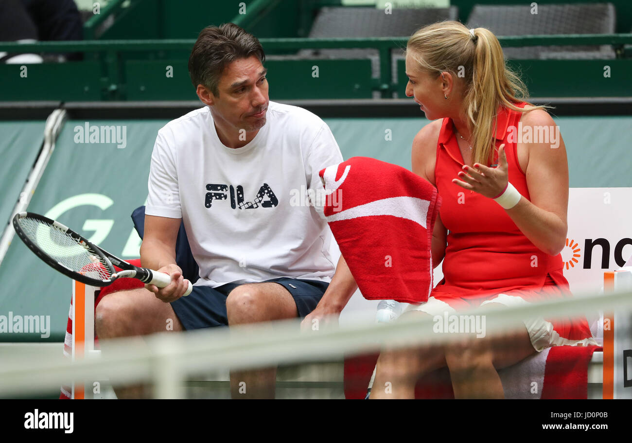 Halle, Allemagne. 17 Juin, 2017. Michael Stich d'Allemagne et Barbara Barbara de l'Autriche au cours de l'Trophée des Champions de la Gerry Weber Open à Halle, Allemagne, 17 juin 2017. Photo : Friso Gentsch/dpa/Alamy Live News Banque D'Images