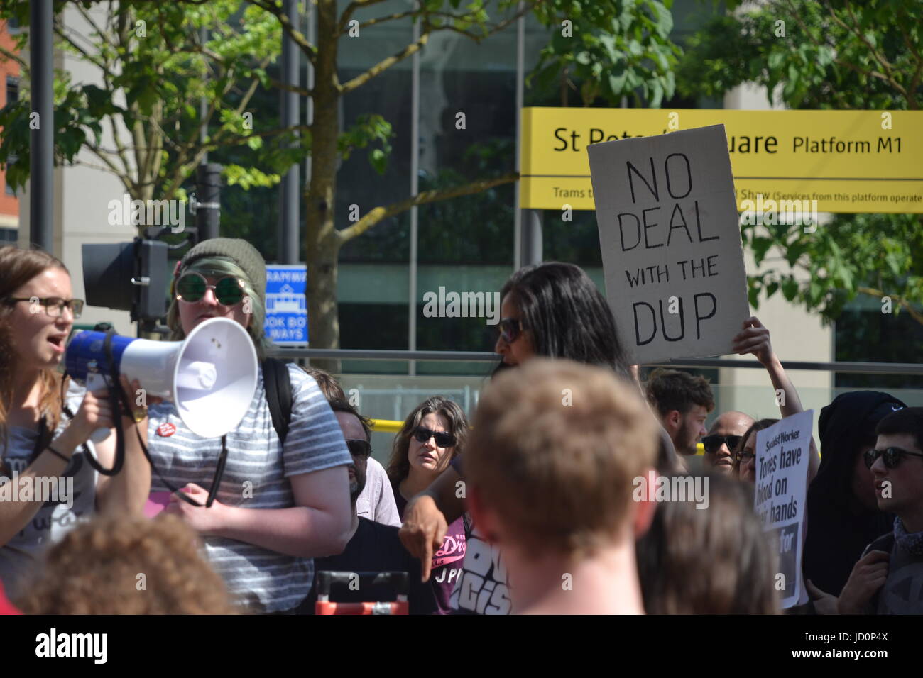 Manchester, UK. 17 Juin, 2017. Les protestataires prennent part à une marche contre le gouvernement tory-DUP avec des pancartes et des affiches. 'La Justice pour Grenfell : conservateurs, pas de DUP' protestation organisée par des membres de la Socialist Worker's Party, Parti du Travail et Jeremy Corbyn supporters de Manchester Square Albert le samedi 17 juin 2017. Crédit : Pablo O'Hana/Alamy Live News Banque D'Images