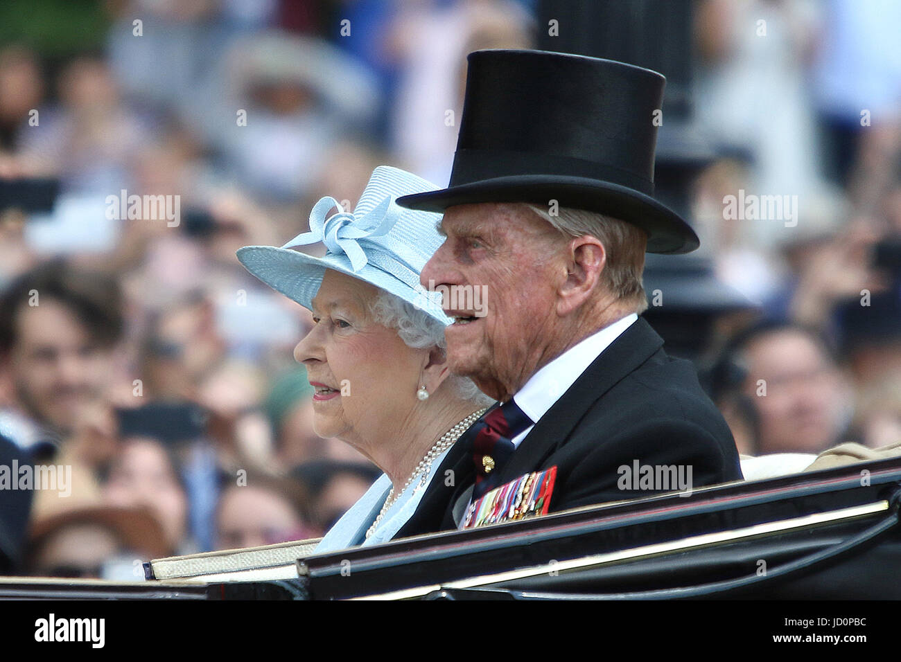 Londres 17 juin. Son Altesse Royale la Reine Elizabeth II et le Prince Philip, duc d'Édimbourg lors de la Parade du crédit 2017 Couleur : Mark Davidson/Alamy Live News Banque D'Images