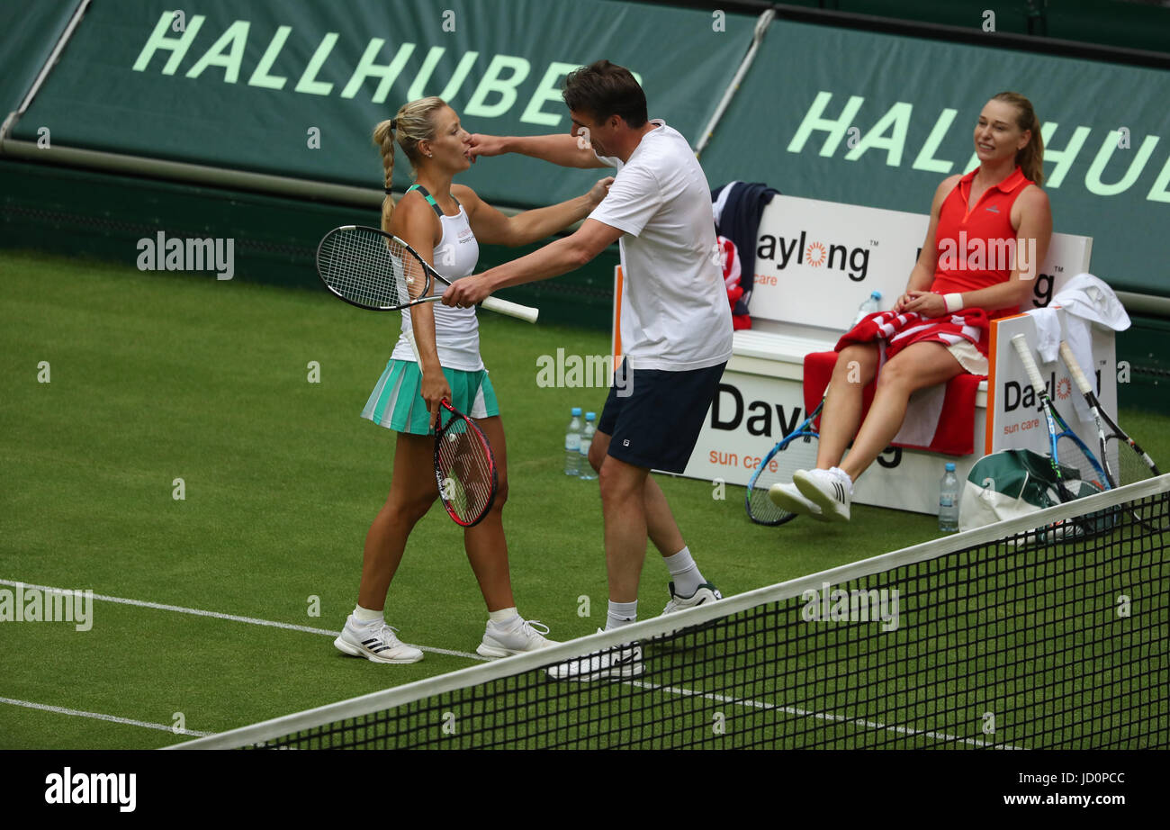 Halle, Allemagne. 17 Juin, 2017. Angelique Kerber (l) et Michael Stich (2.f.l.) de l'Allemagne hug que Barbara Barbara (r) de l'Autriche pendant la montres de trophée des Champions de la Gerry Weber Open à Halle, Allemagne, 17 juin 2017. Photo : Friso Gentsch/dpa/Alamy Live News Banque D'Images