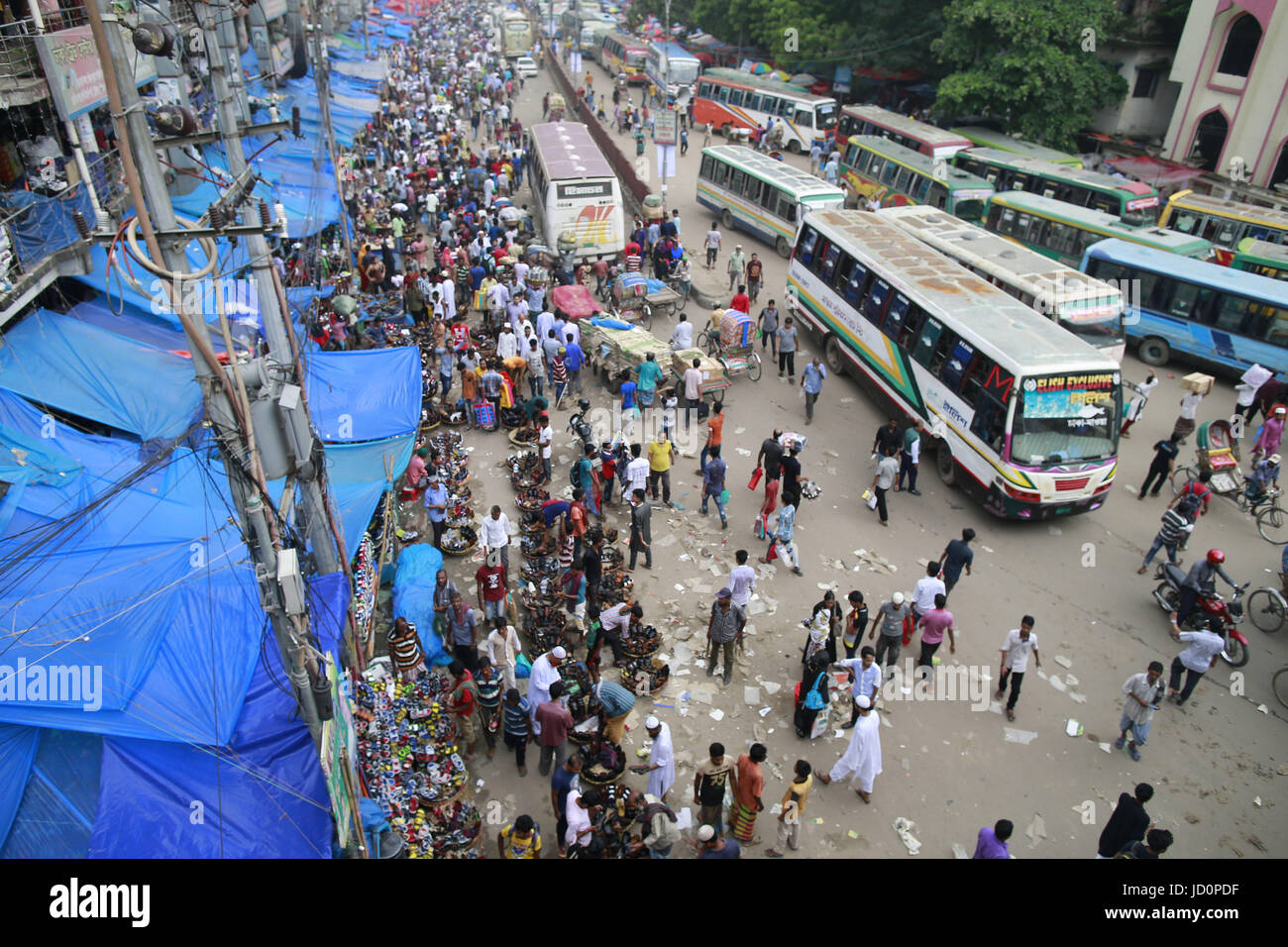 Dhaka, Bangladesh. 17 Juin, 2017. La rue shoe-ventes faites une marche rapide des affaires avec leur collection de chaussures, nouveaux et à Gulistan, à Dhaka, Bangladeh, 17 juin 2017. Credit : Suvra Kanti Das/ZUMA/Alamy Fil Live News Banque D'Images