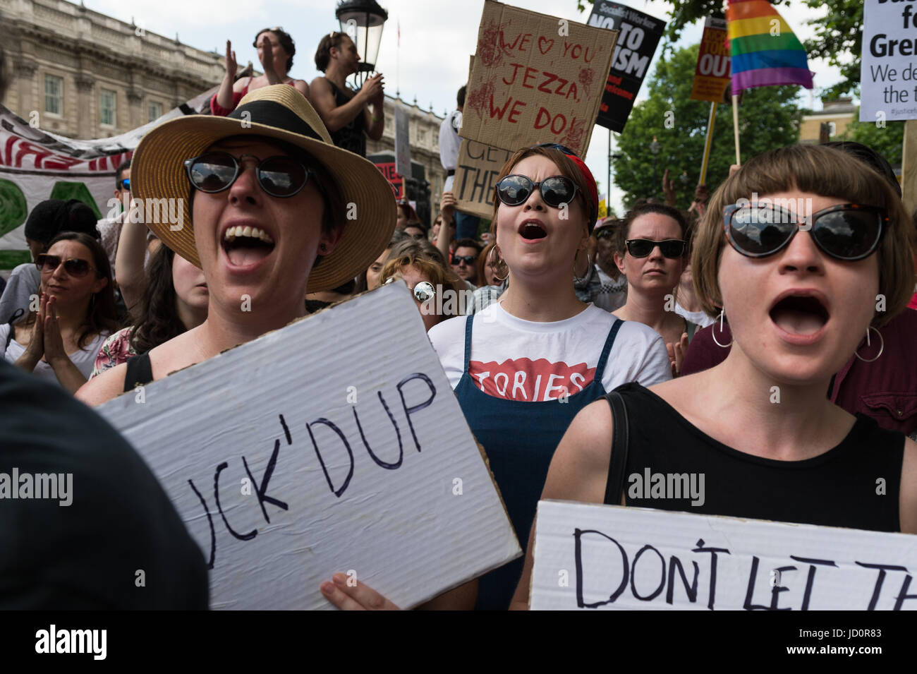 Londres, Royaume-Uni. 17 Juin, 2017. Les manifestants se rassembleront sur Whitehall proche à l'extérieur de Downing Street dans le centre de Londres pour protester contre le premier ministre peut s'opposer à une, Theresa alliance entre le parti conservateur et le Parti unioniste démocratique (DUP), ainsi qu'exiger la justice pour les victimes de l'incendie de la tour de Grenfell. Credit : Wiktor Szymanowicz/Alamy Live News Banque D'Images