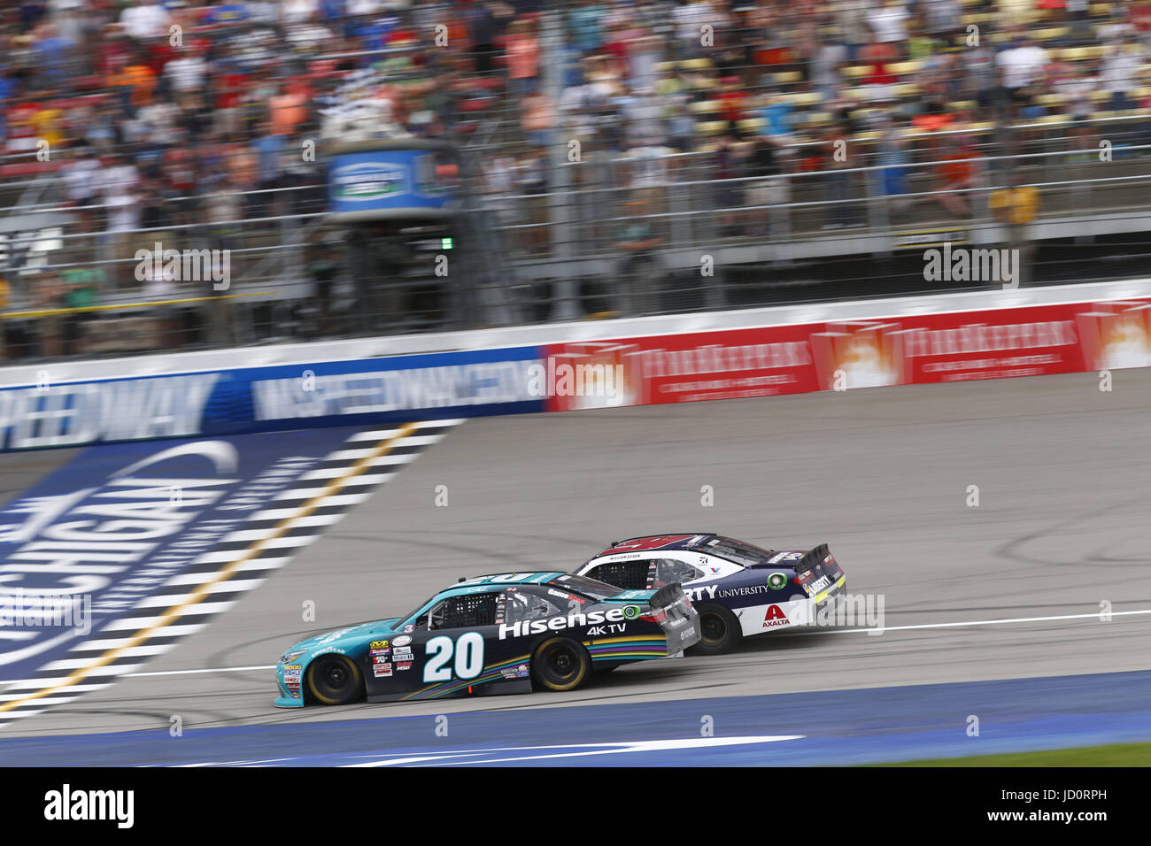 Brooklyn, MI, USA. 17 Juin, 2017. 17 juin 2017 - Brooklyn, MI, USA : Denny Hamlin (20) et William Byron (9) bataille côte à côte pour le drapeau à damier pour l'Irish Hills 250 au Michigan International Speedway à Brooklyn, MI. Crédit : Justin R. Noe Asp Inc/ASP/ZUMA/Alamy Fil Live News Banque D'Images