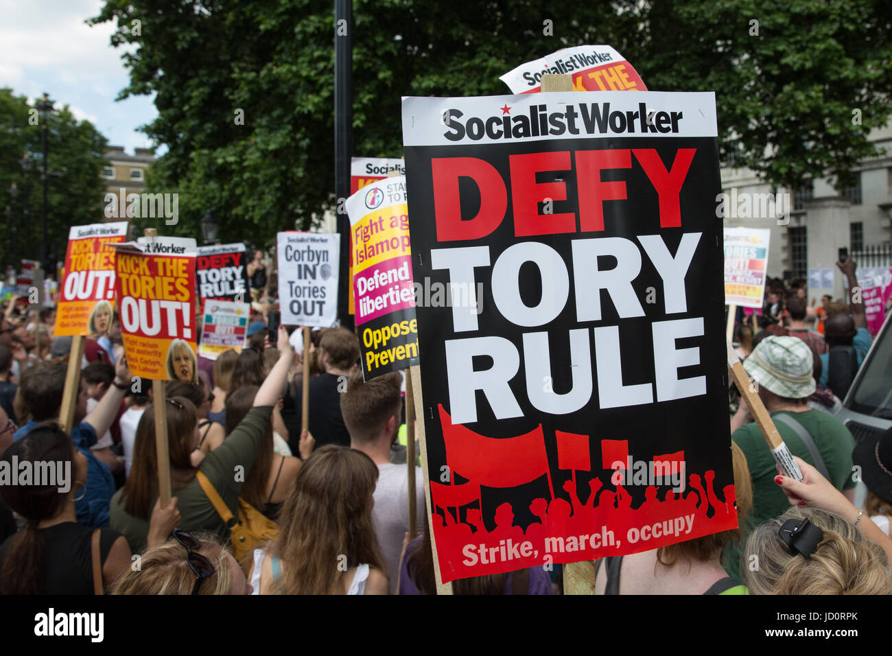 Londres, Royaume-Uni. 17 Juin, 2017. Des manifestants à Whitehall montrer leur opposition au premier ministre Theresa May's propositions pour former un Conservative-Democratic Parti unioniste (DUP) Coalition pour gouverner le Royaume-Uni à la suite de la récente élection générale. De nombreux orateurs ont également critiqué la réponse du gouvernement à l'incendie de la tour de Grenfell et a appelé à la démission de mai Theresa. Credit : Mark Kerrison/Alamy Live News Banque D'Images