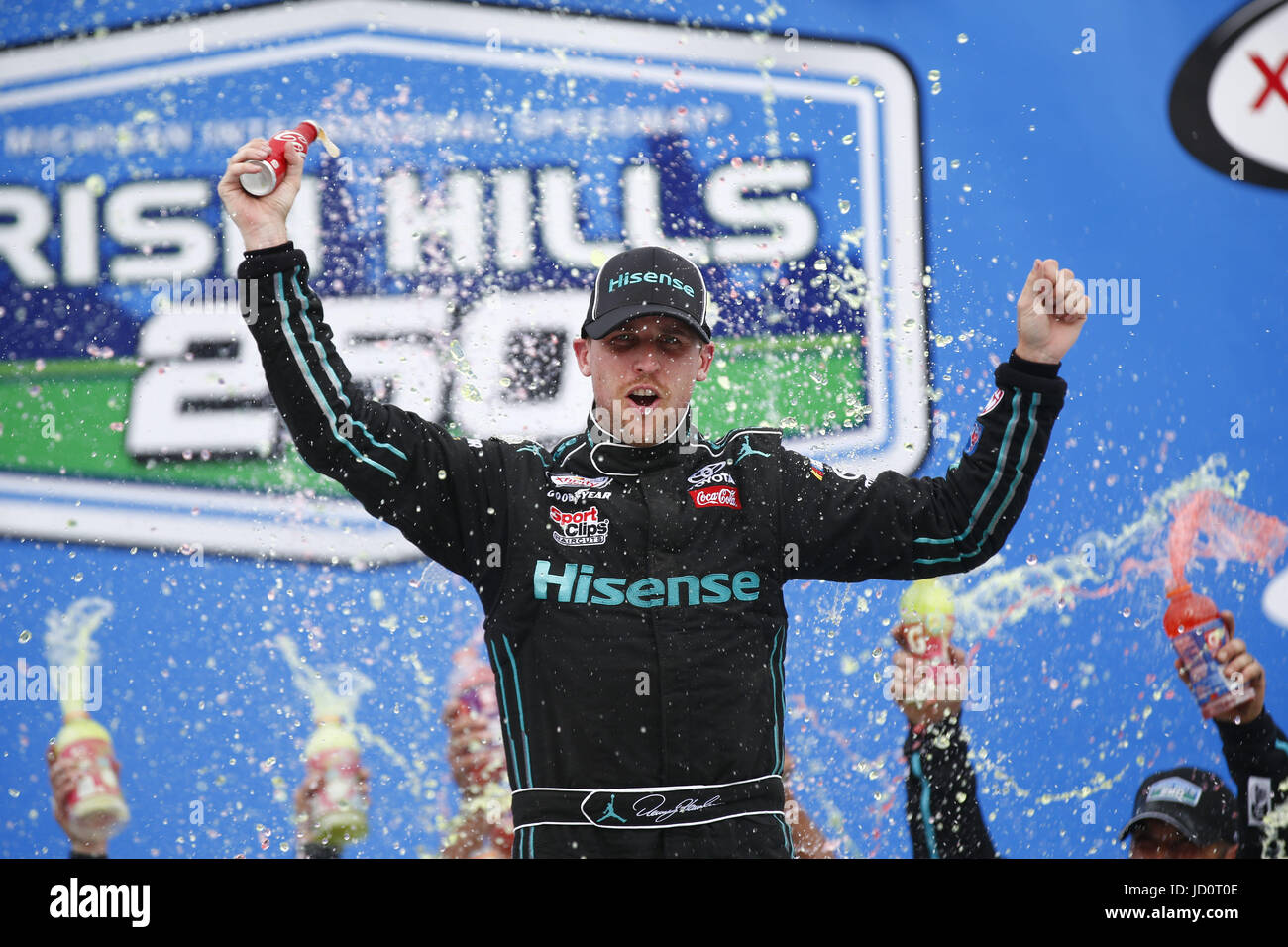 Brooklyn, MI, USA. 17 Juin, 2017. 17 juin 2017 - Brooklyn, MI, USA : Denny Hamlin (20) célèbre après avoir remporté l'Irish Hills 250 au Michigan International Speedway à Brooklyn, MI. Crédit : Justin R. Noe Asp Inc/ASP/ZUMA/Alamy Fil Live News Banque D'Images