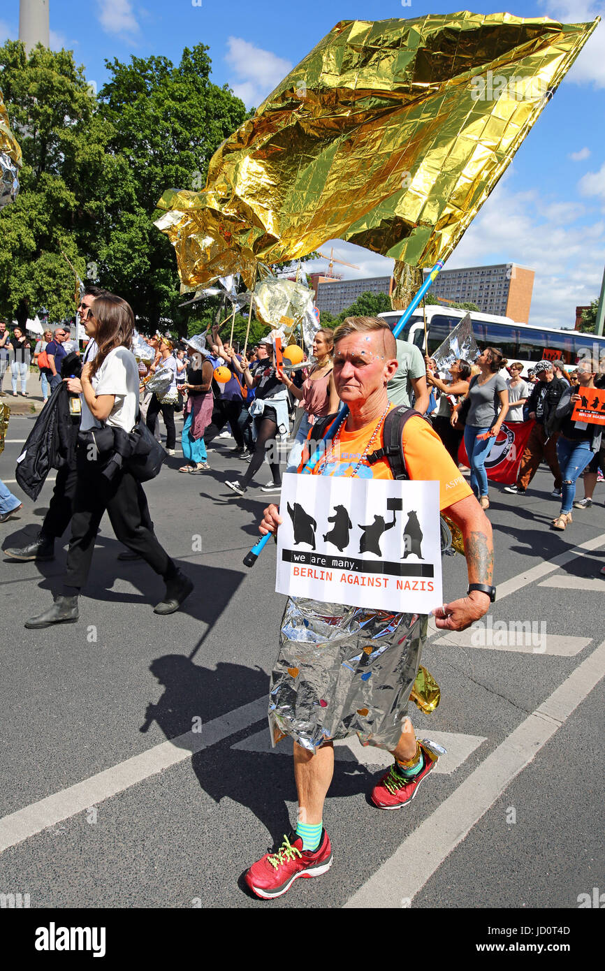 Berlin, Allemagne. 17 juin 2017. Les manifestants défilant dans une démonstration dans Spandauenstrasse Anti-Nazi près de la Fernsehturm de Berlin, Allemagne. De nombreux manifestants portaient des pancartes disant nazis contre Berlin Crédit : Paul Brown/Alamy Live News Banque D'Images