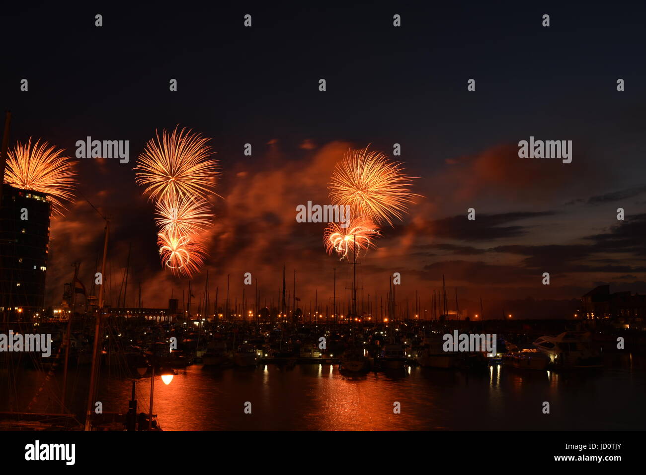 Chatham, Royaume-Uni. 17 Juin, 2017. Bataille de la Medway 350e anniversaire d'artifice Crédit : Alison cable/Alamy Live News Banque D'Images