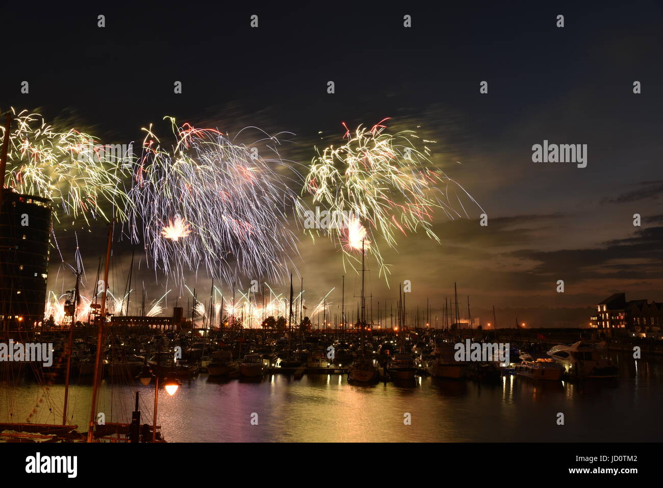 Chatham, Royaume-Uni. 17 Juin, 2017. Bataille de la Medway 350e anniversaire d'artifice Crédit : Alison cable/Alamy Live News Banque D'Images