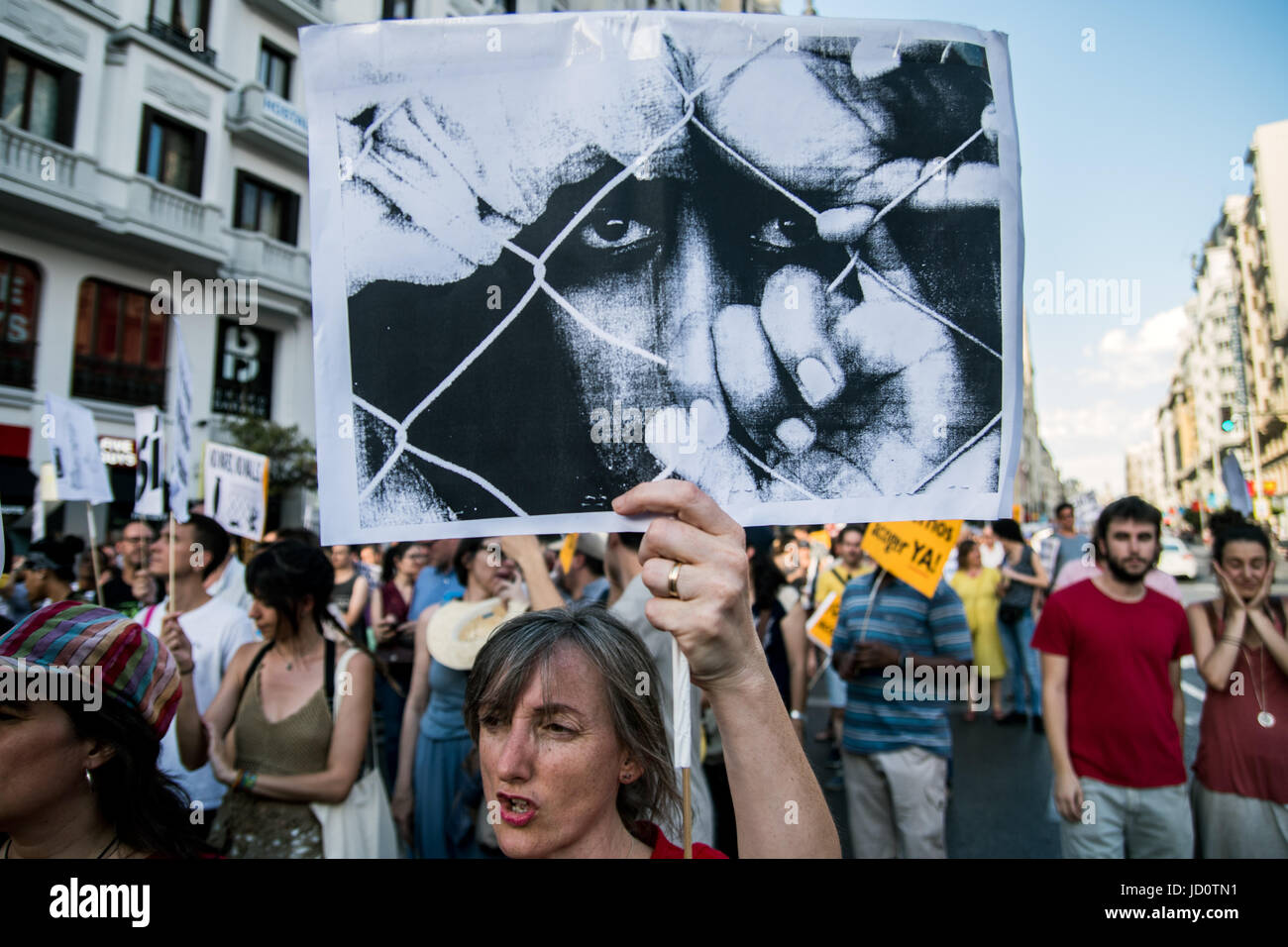 Madrid, Espagne. 17 Juin, 2017. Ceux qui exigent d'accueillir les réfugiés au cours d'une manifestation contre les politiques d'immigration. Credit : Marcos del Mazo/Alamy Live News Banque D'Images